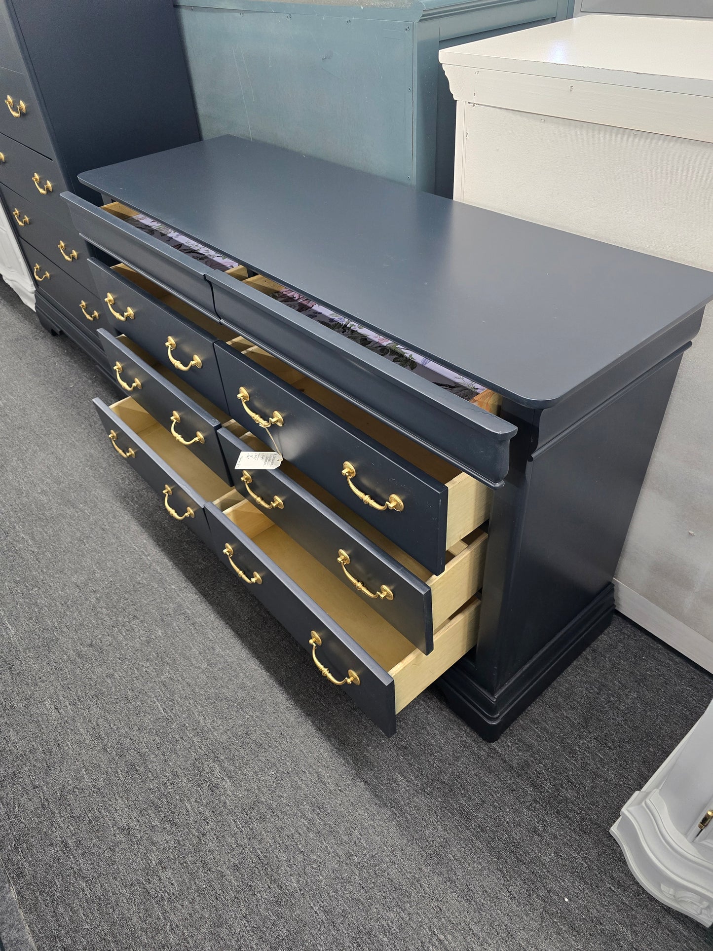 8 drawers black dresser