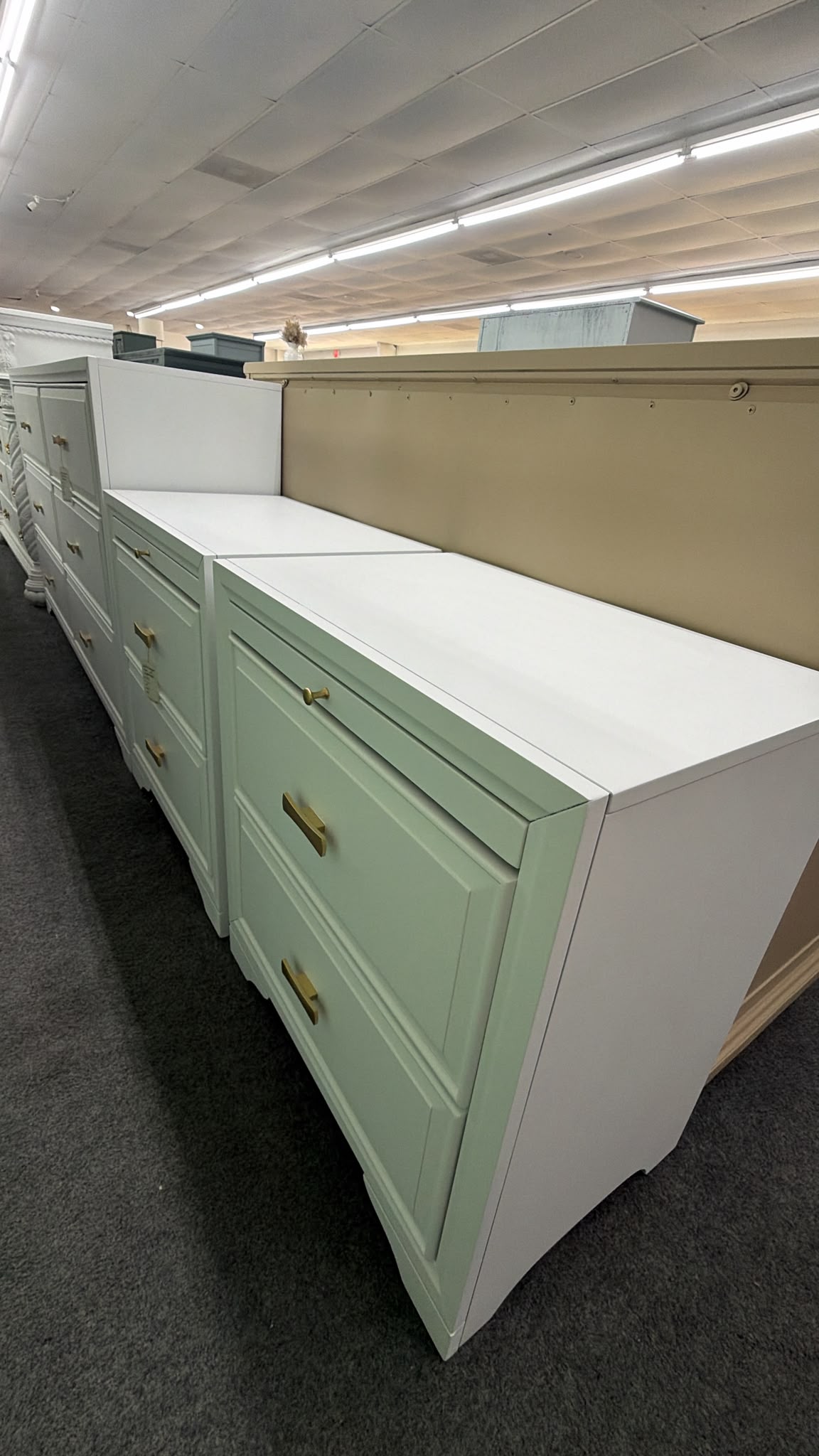 White lacquered pair of nightstands
