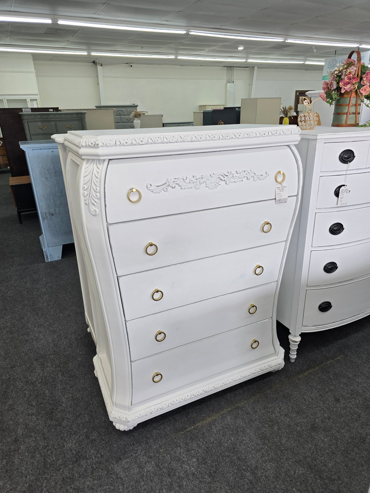 Bombay white Distressed chest