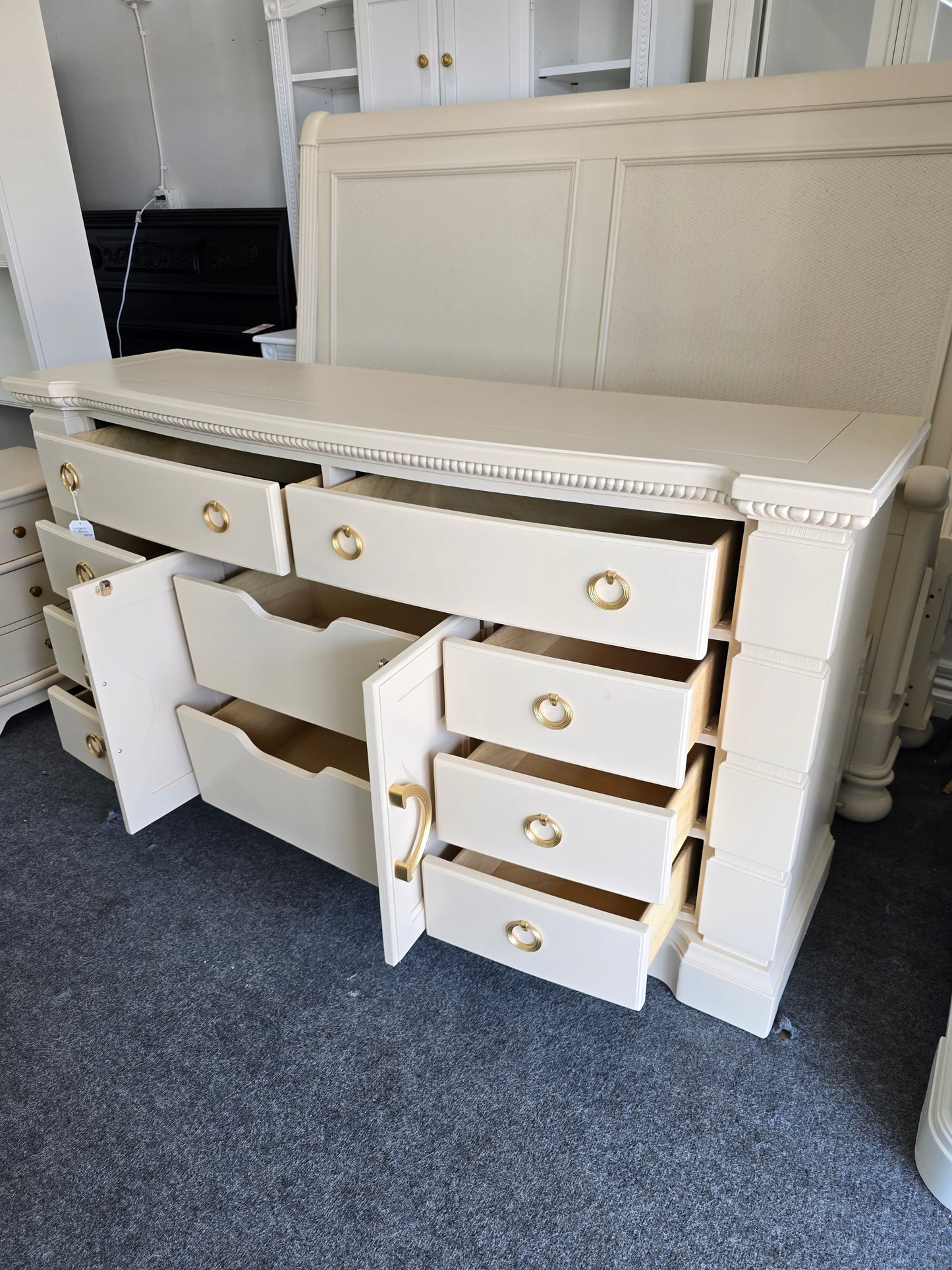 10 drawers beige dresser