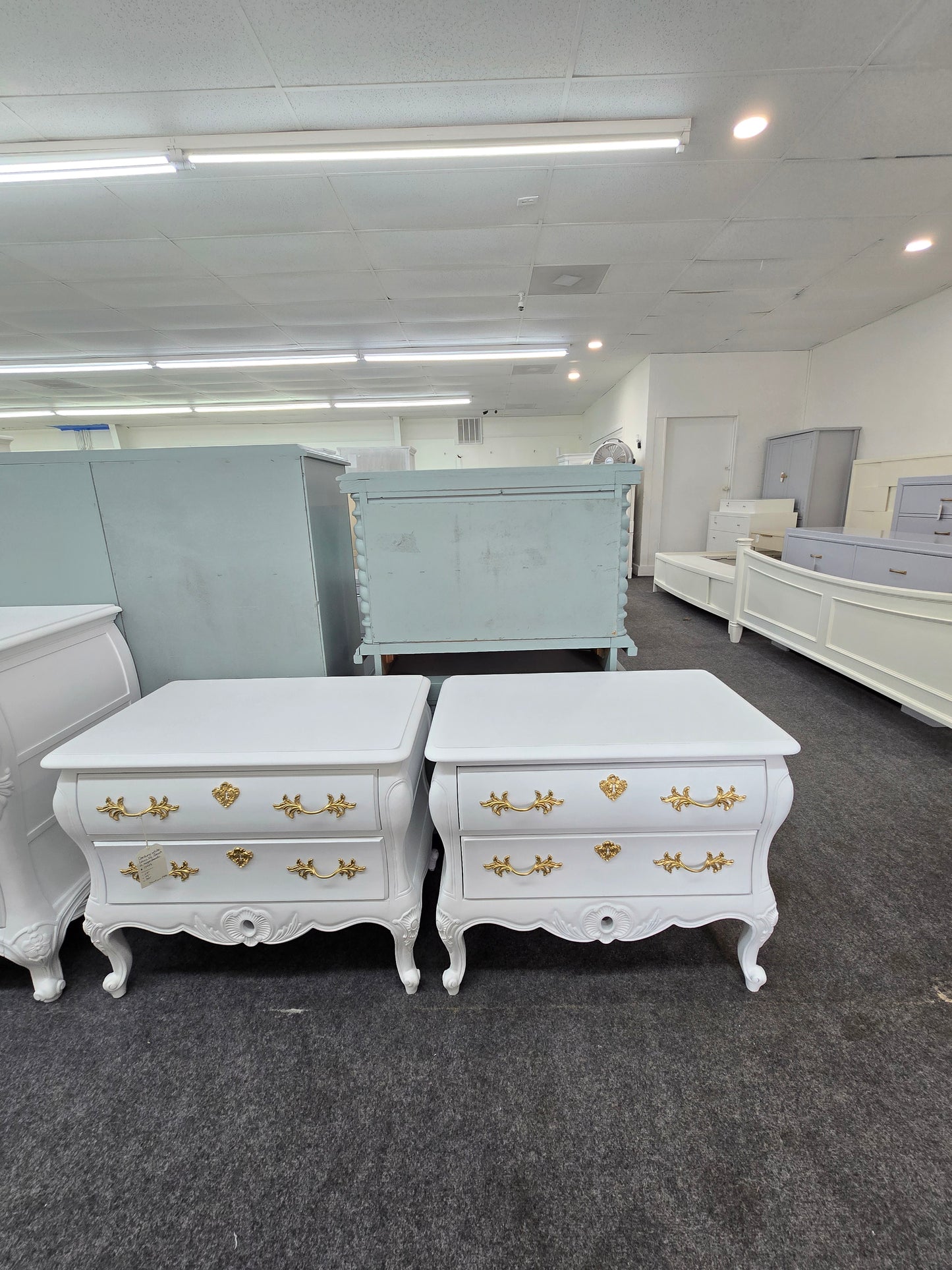 Century Louis XV french 2 matching nightstands
