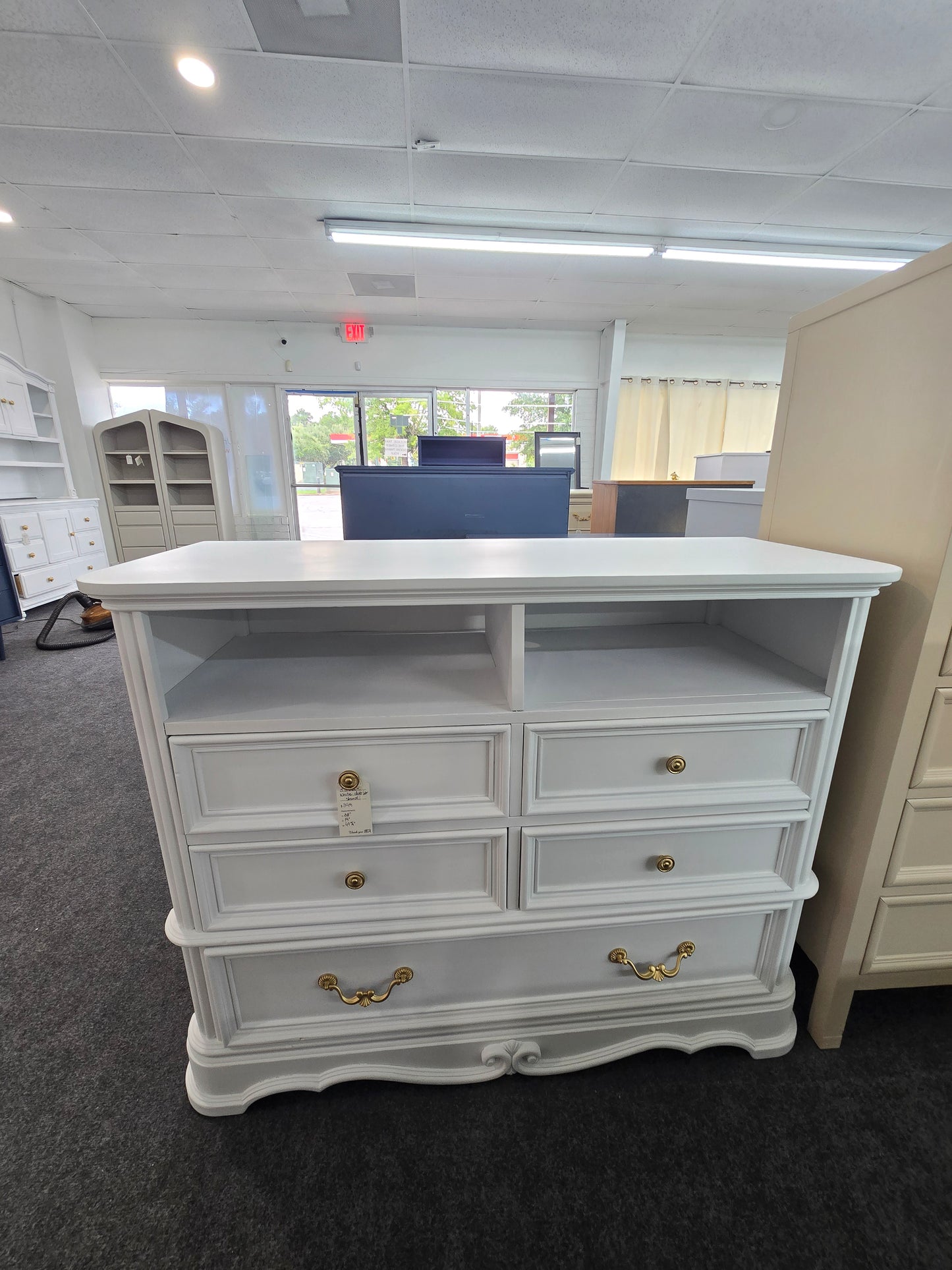 Cute white 5 drawers dresser/stand