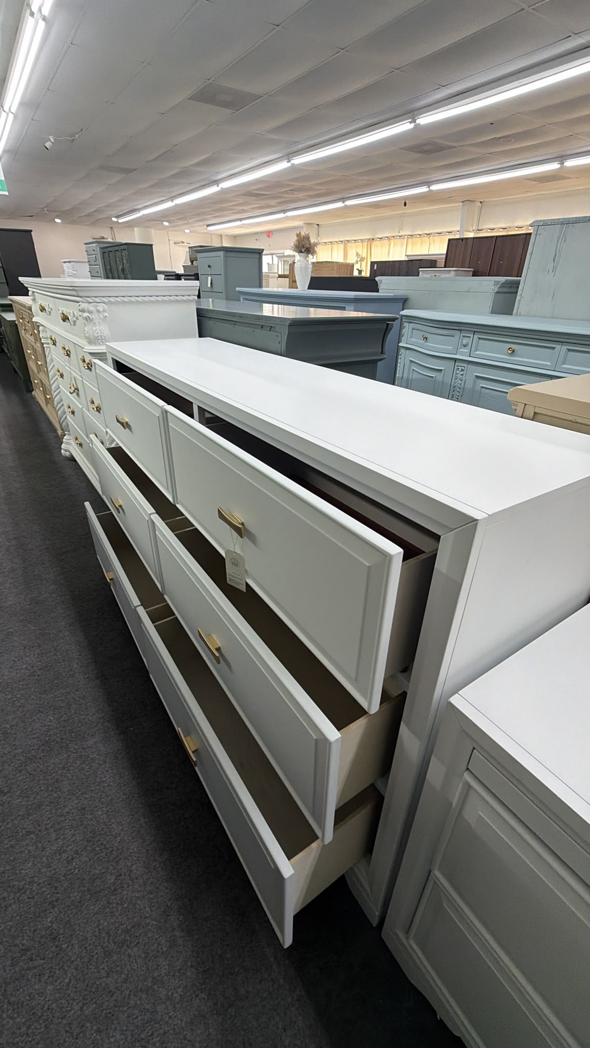White lacquered dresser 6 drawers