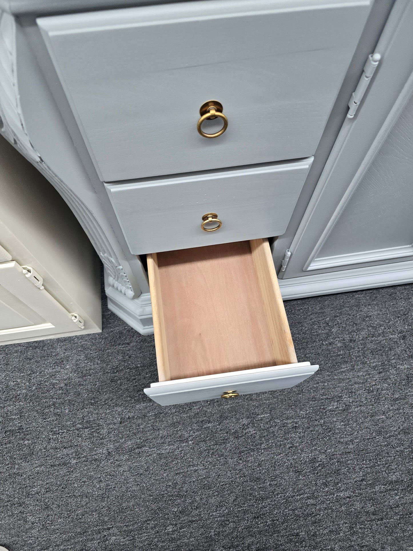 Gray 2 doors / 6 drawers cabinet