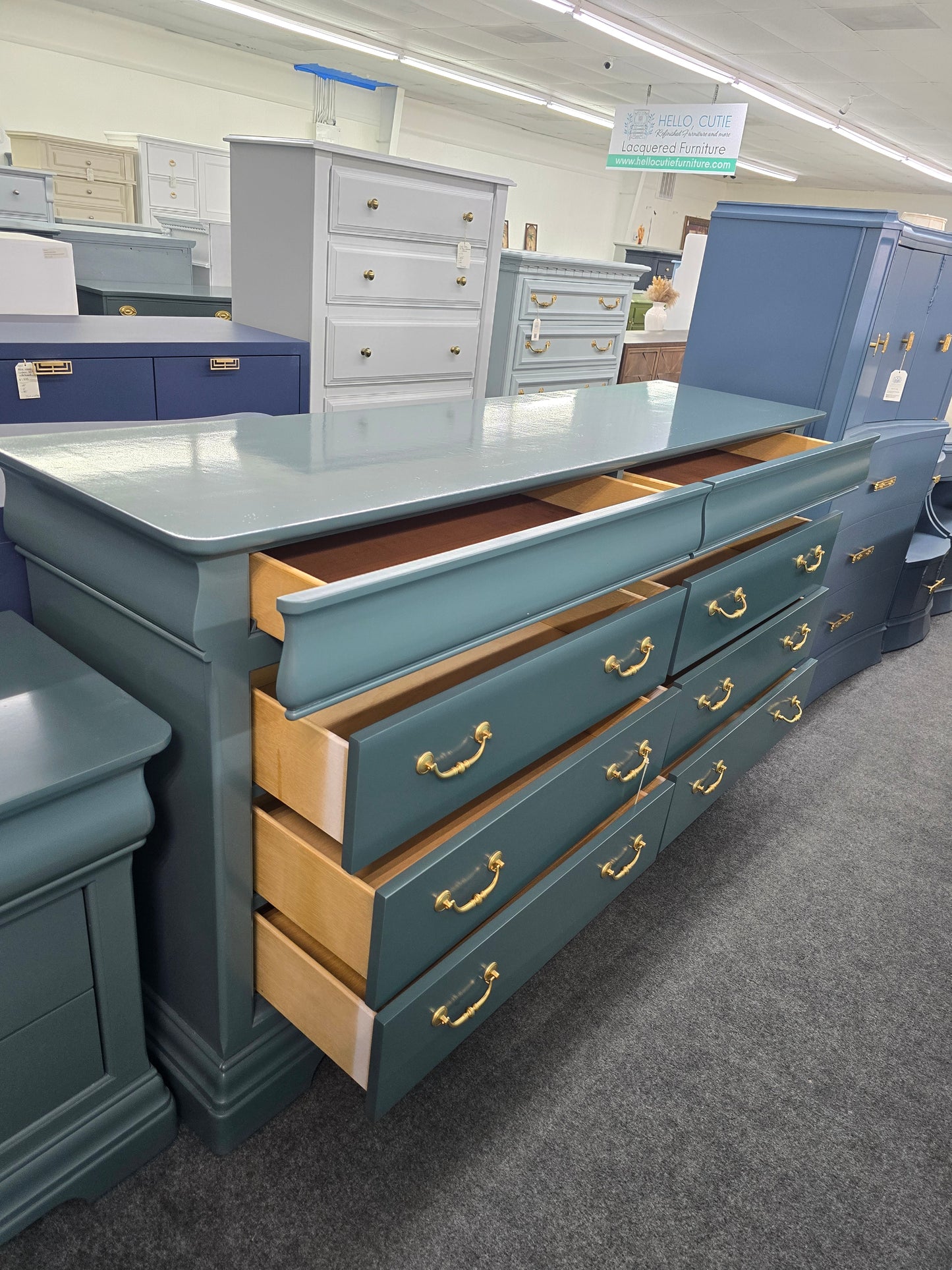 Green lacquered 8 drawers dresser