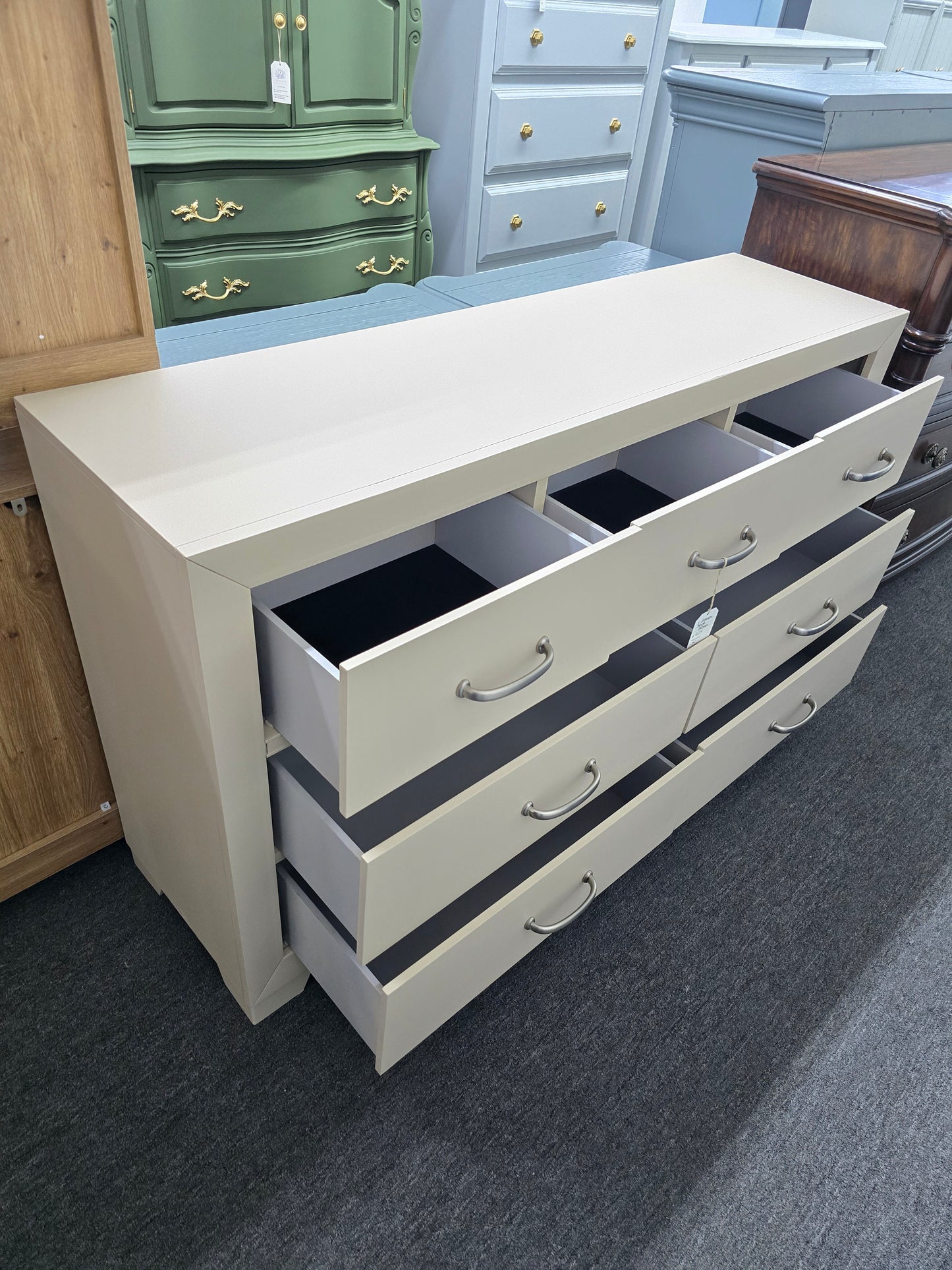 7 drawers beige dresser