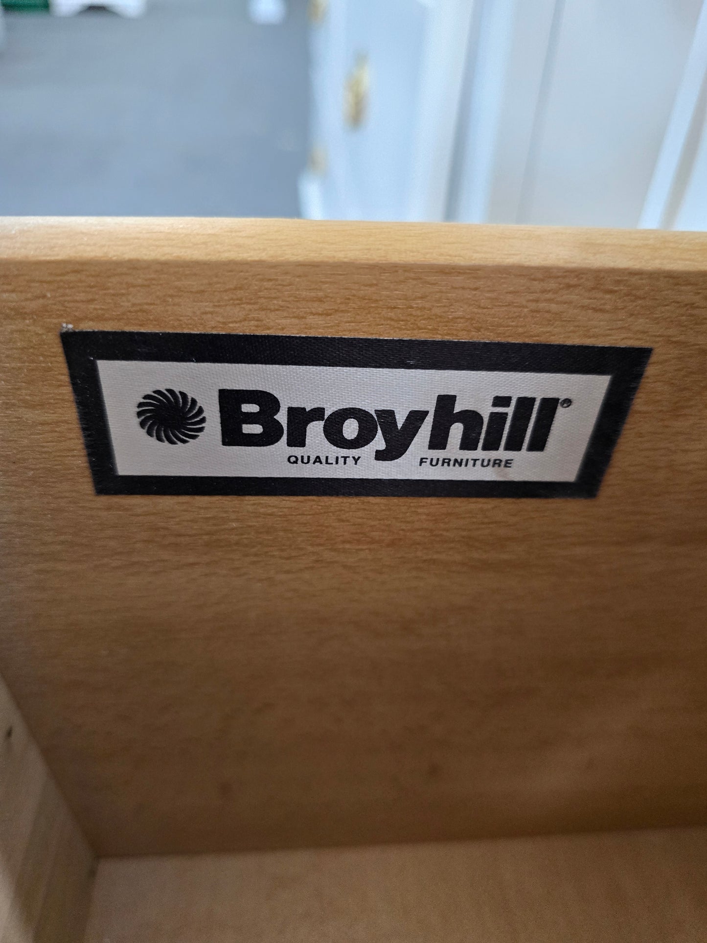 Broyhill off white pair of nightstands