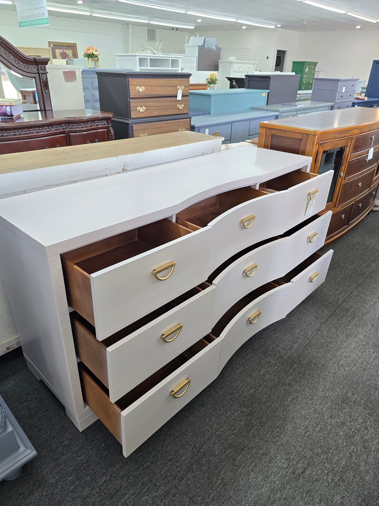Pale pink 9 drawers dresser