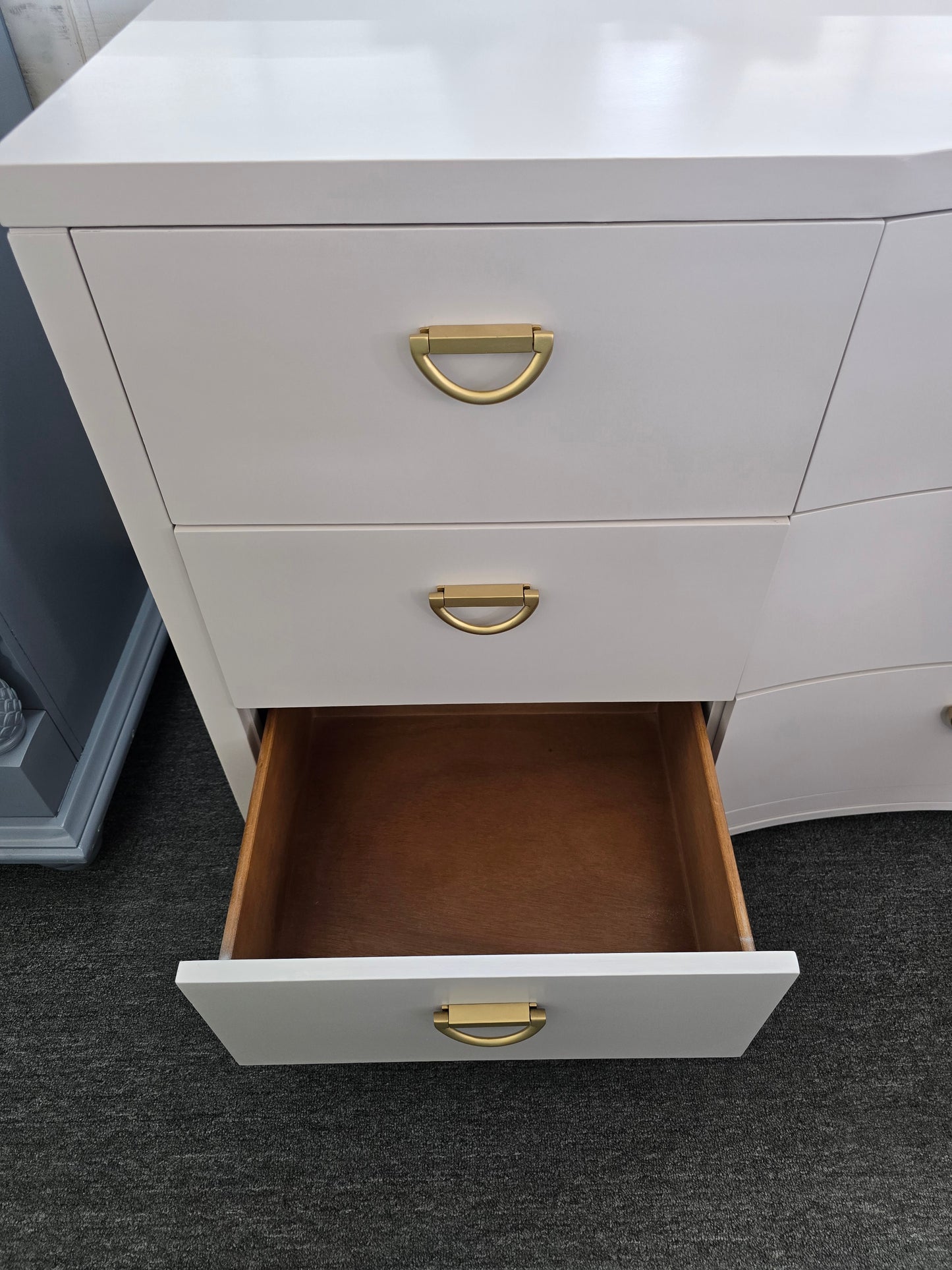 Pale pink 9 drawers dresser