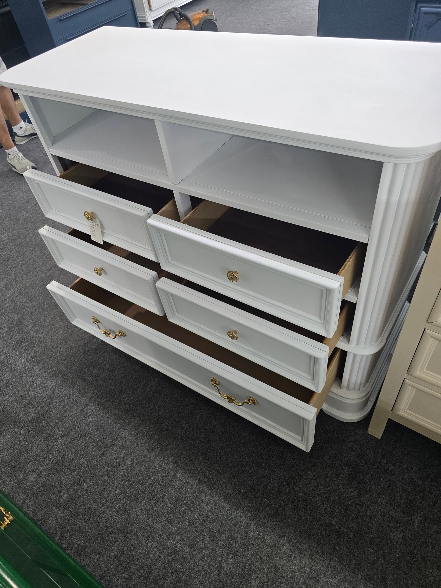 Cute white 5 drawers dresser/stand