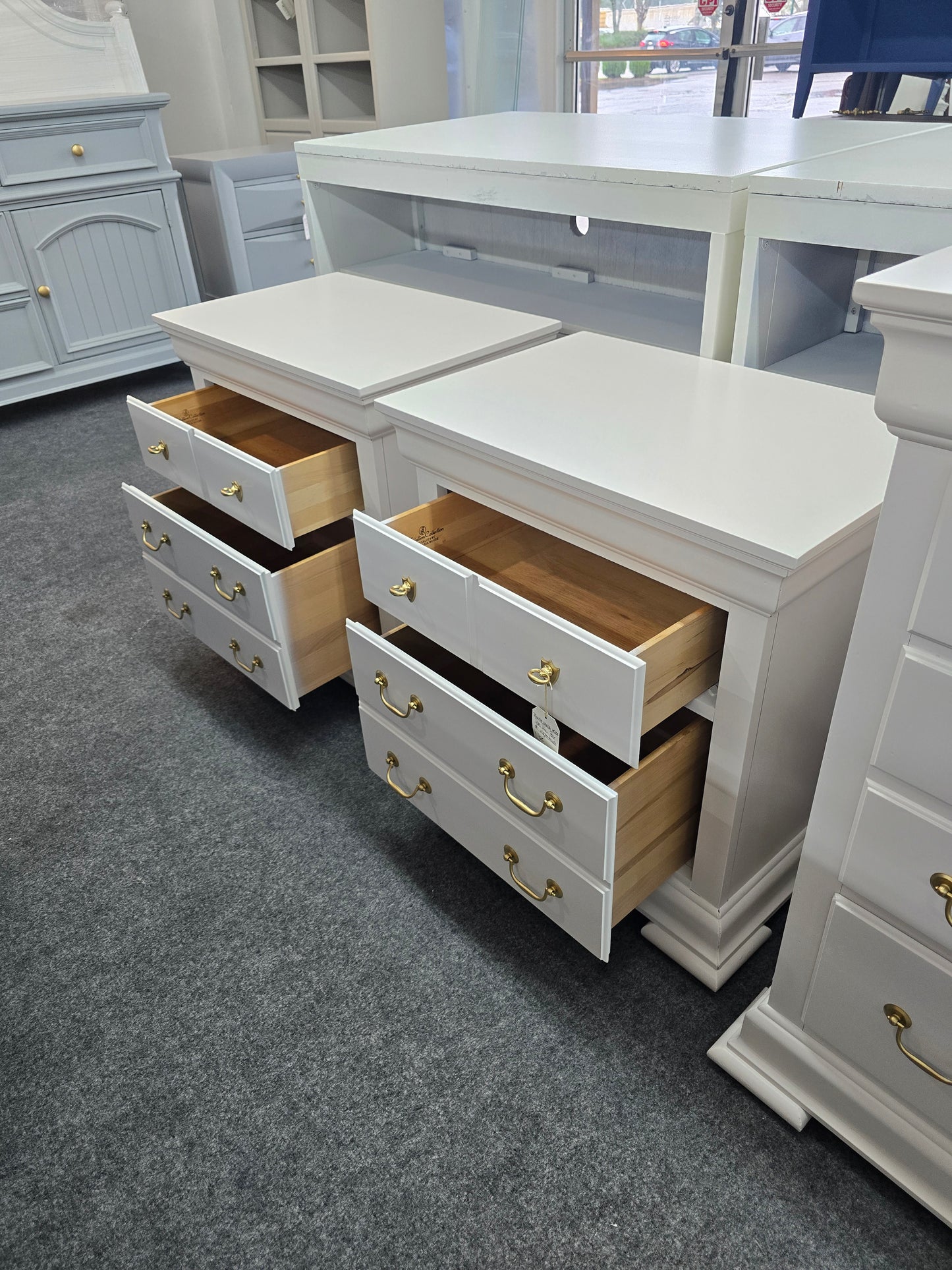 Pennsylvania House pale pink pair of nightstands