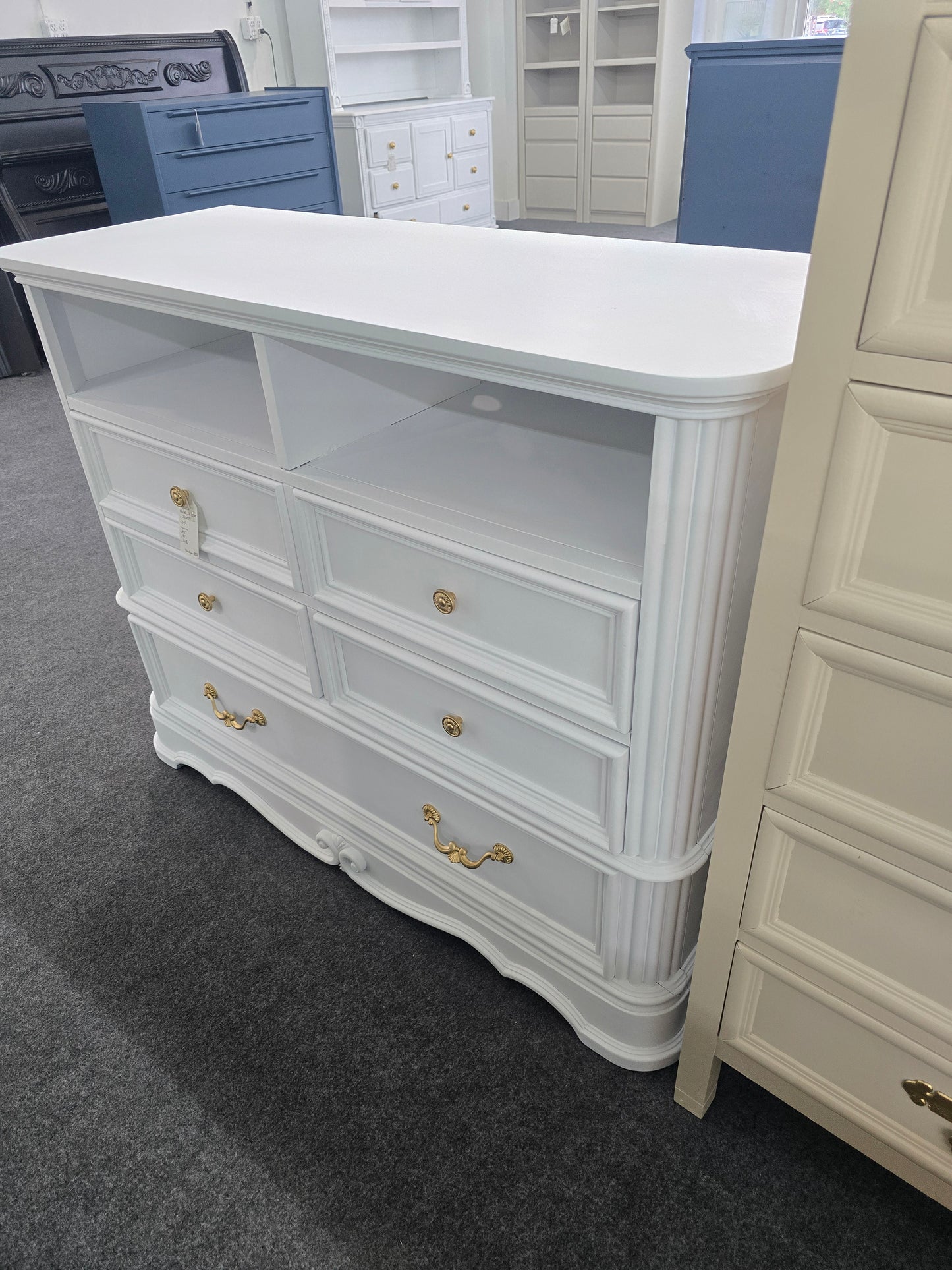 Cute white 5 drawers dresser/stand