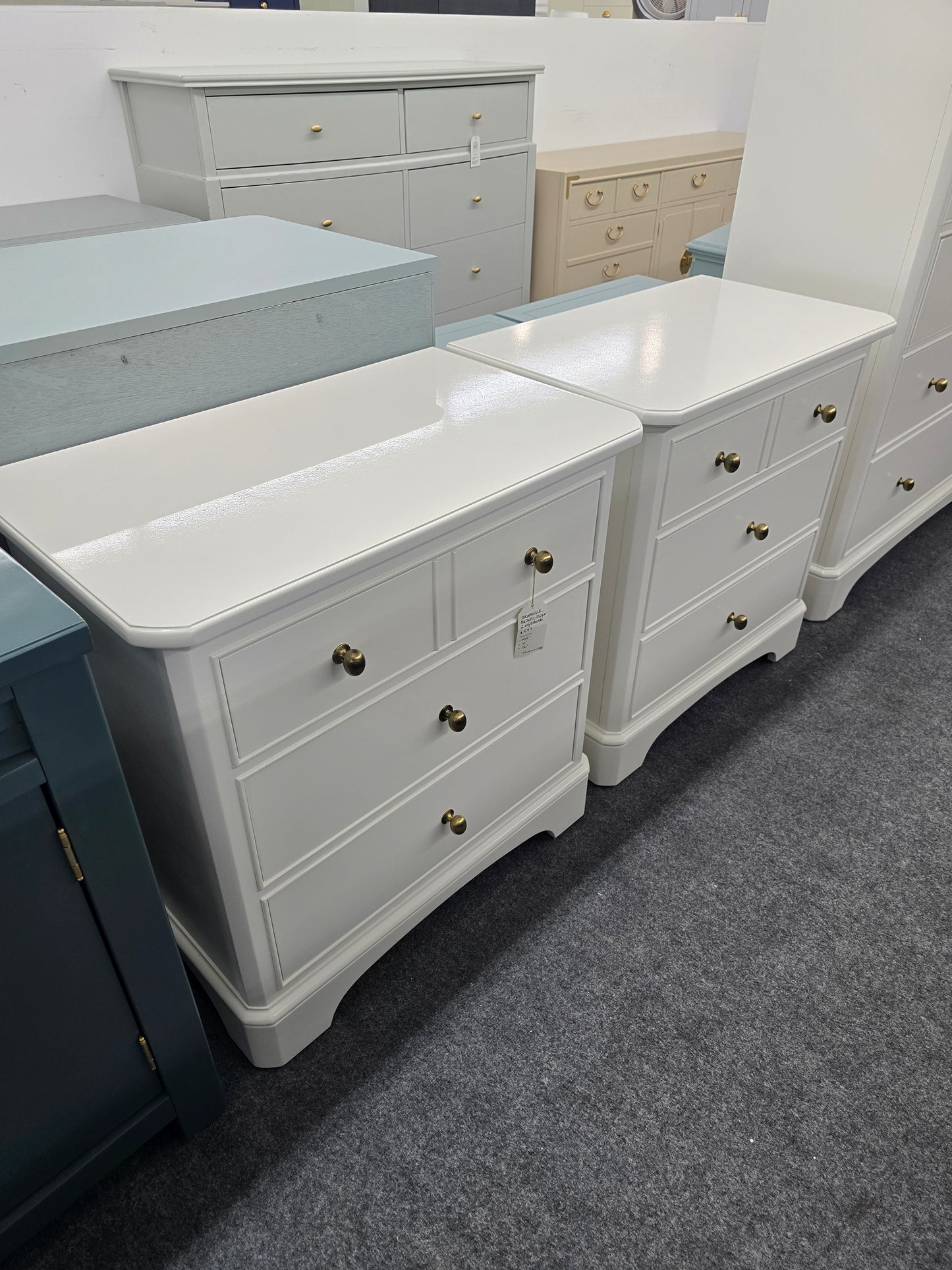 Thomasville lacquered alabaster pair of nightstands