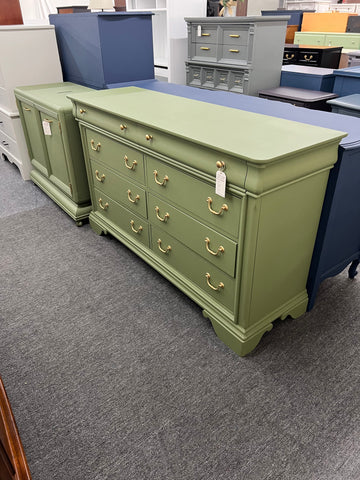 Matte green 8 drawers dresser