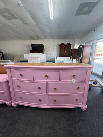 Gorgeous pink 7 drawers dresser