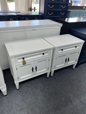 Regency set of 2 lacquered nightstands