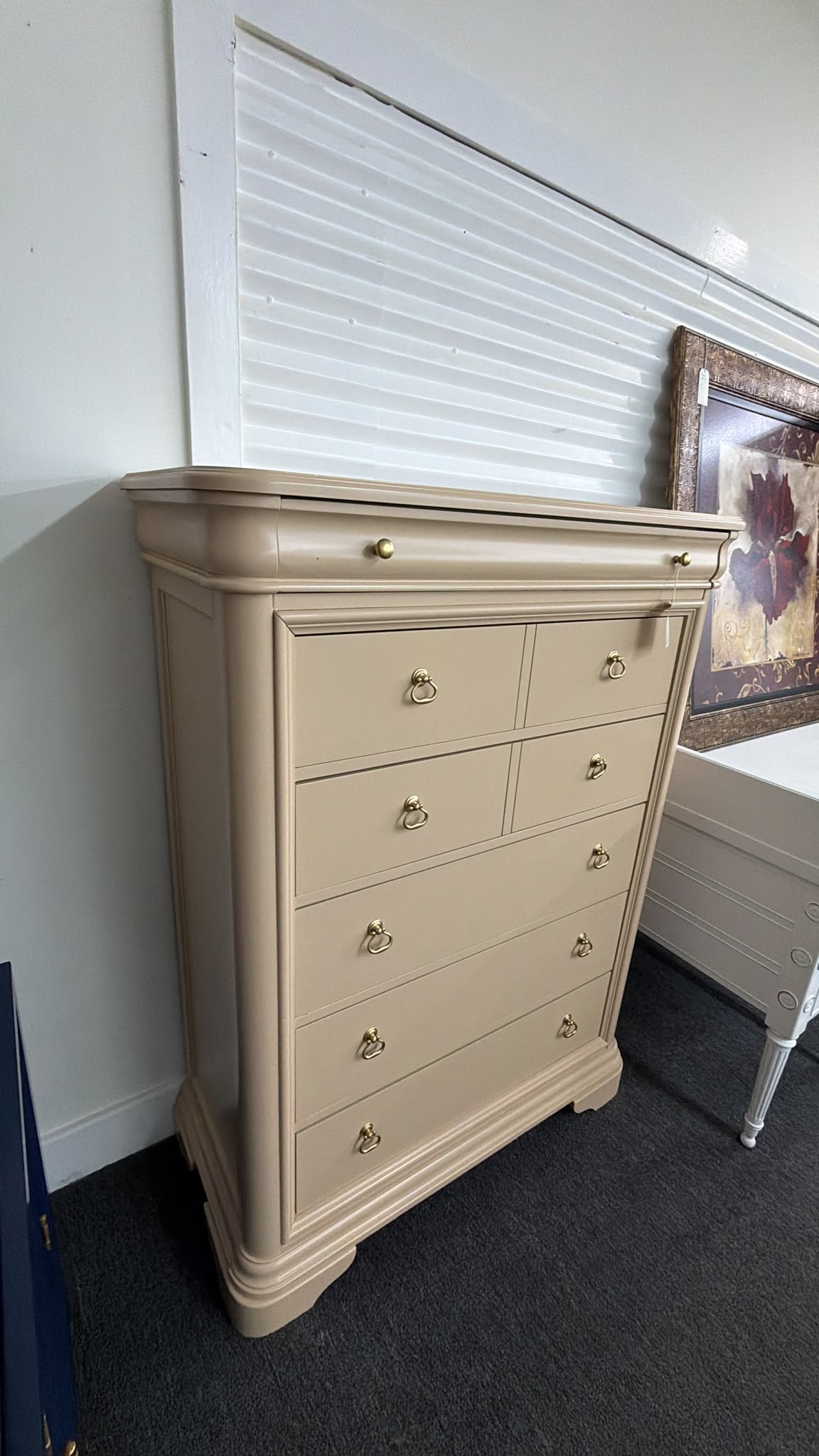 Beige lacquered cute  chest
