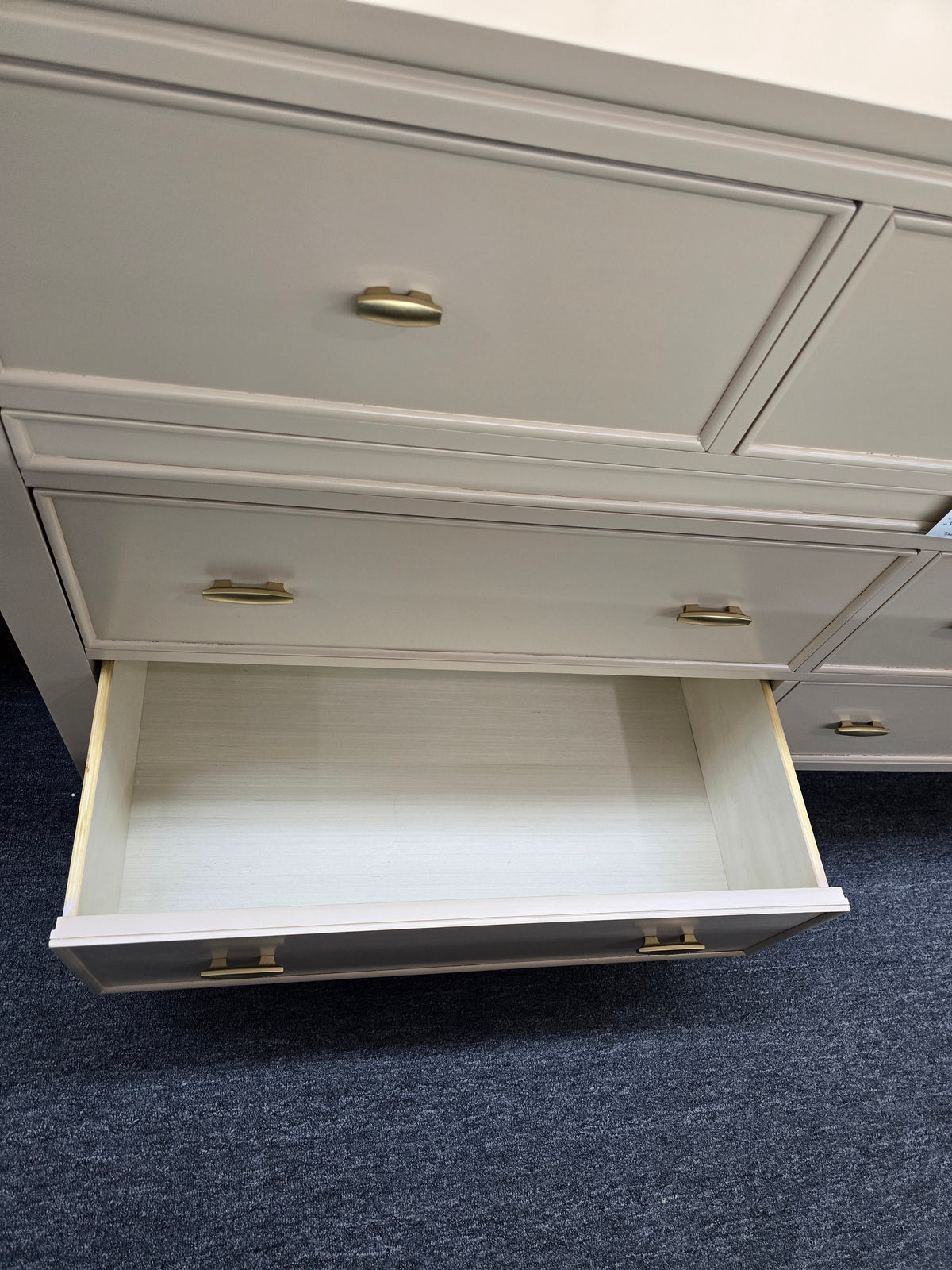 Havertys beige lacquered 9 drawers dresser