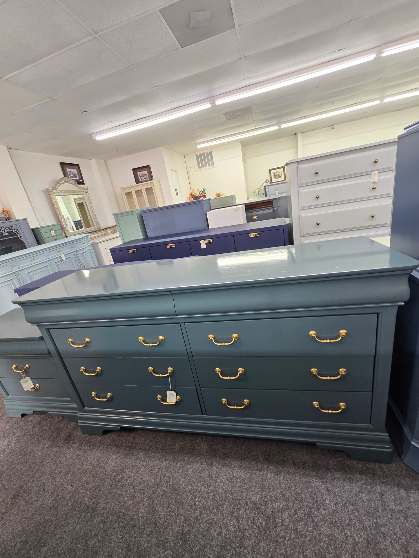 Green lacquered 8 drawers dresser