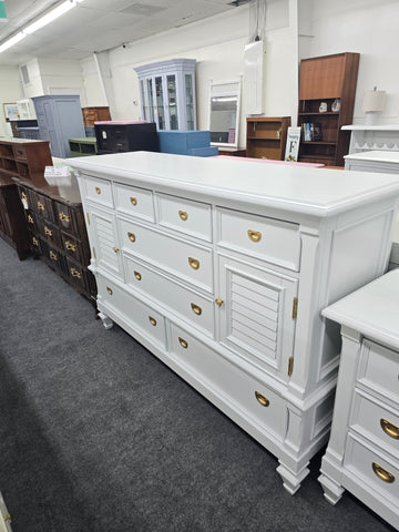 8 drawers/2 doors light gray dresser