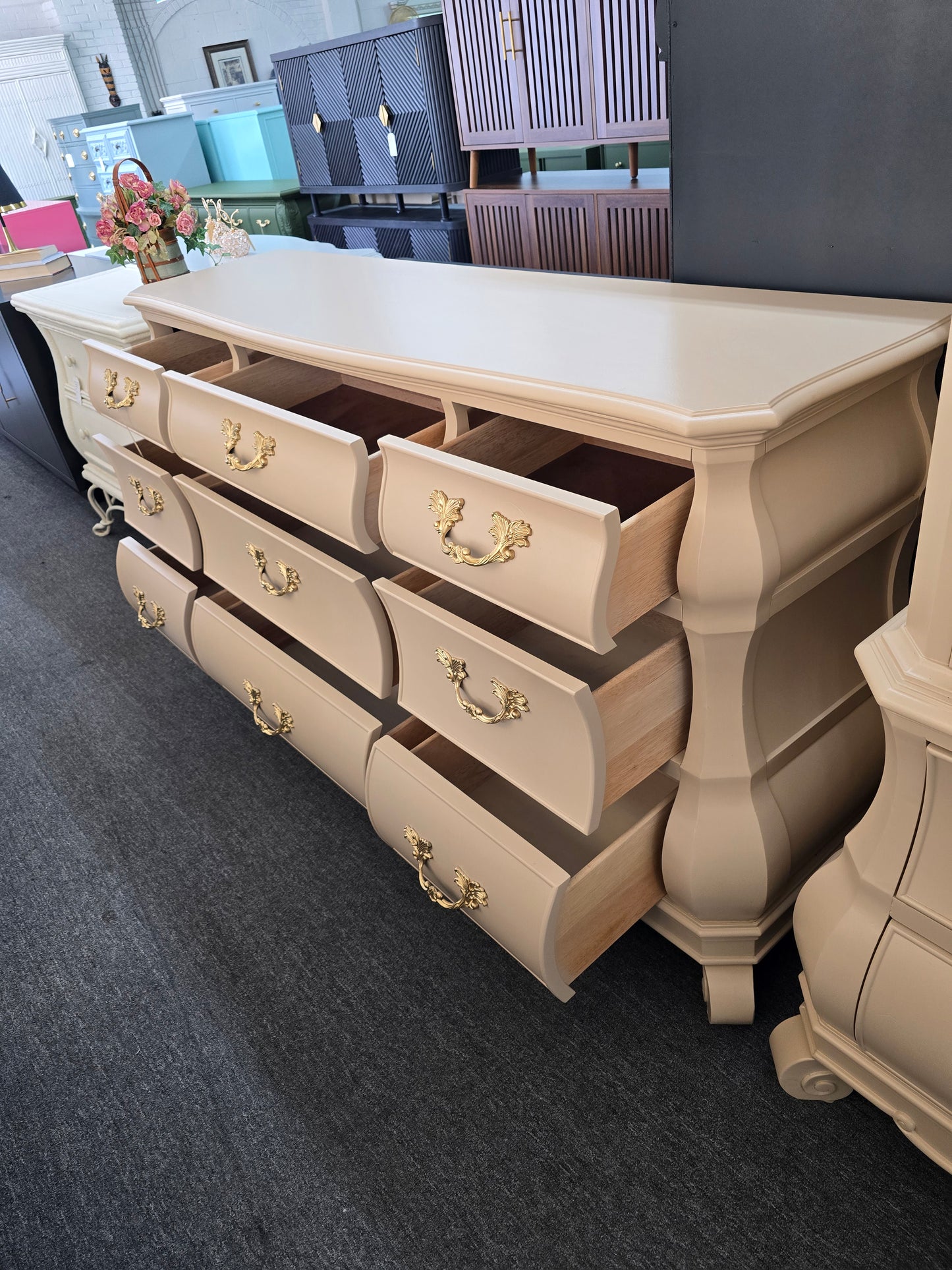 Bombay beige 9 drawers dresser