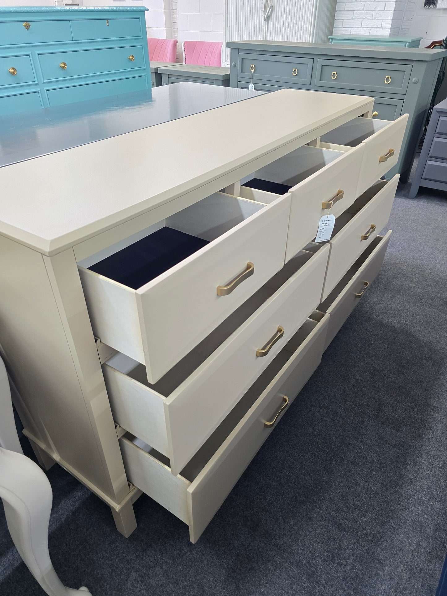 7 drawers beige dresser
