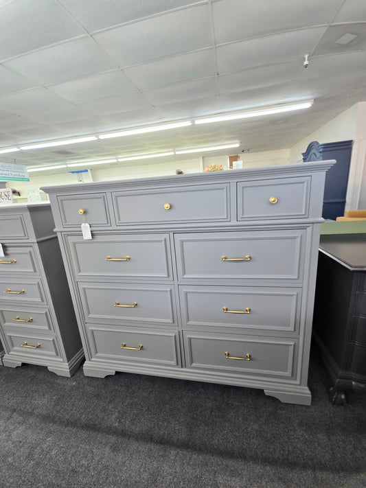 Universal gray 9 drawers dresser
