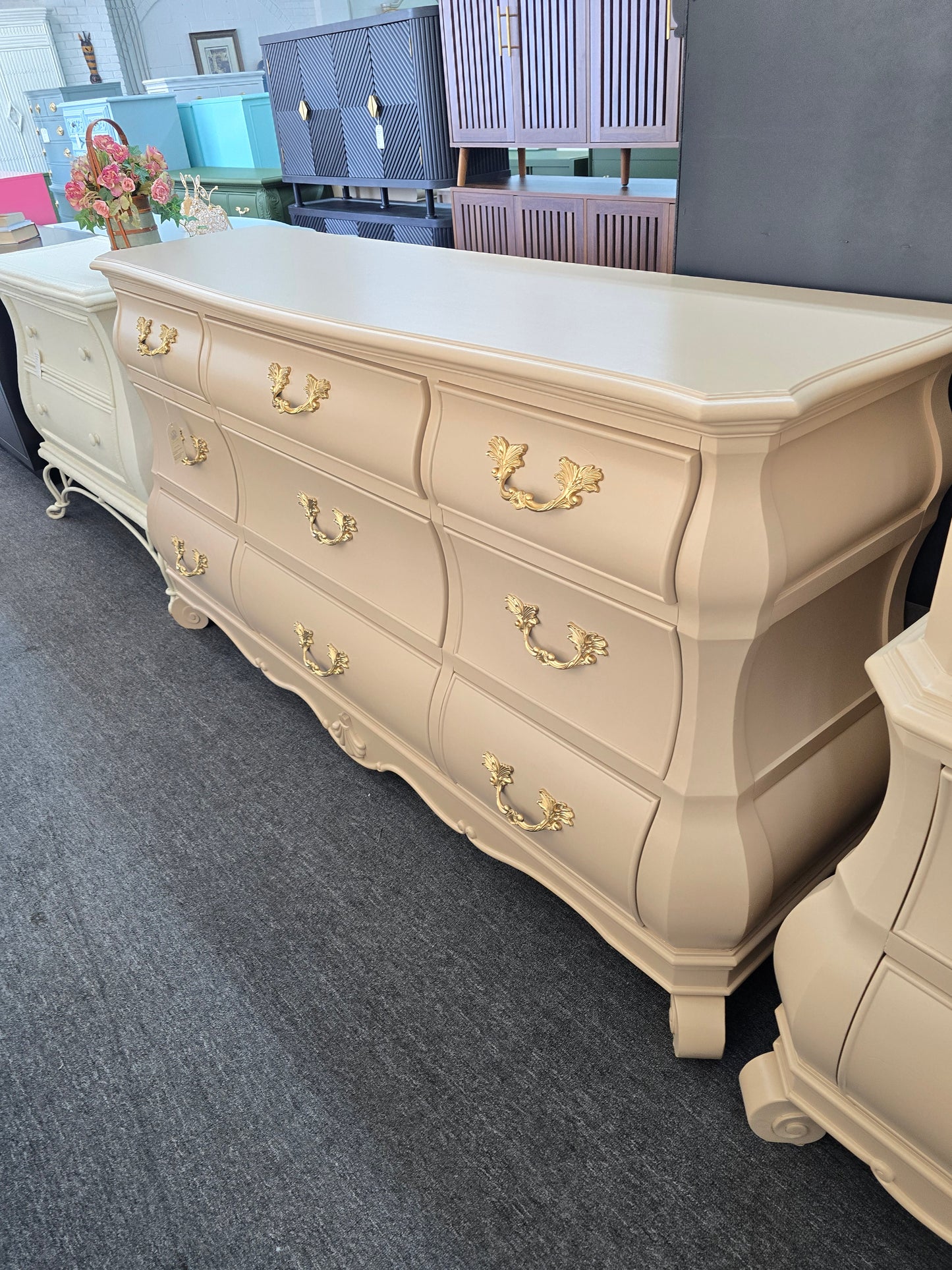 Bombay beige 9 drawers dresser