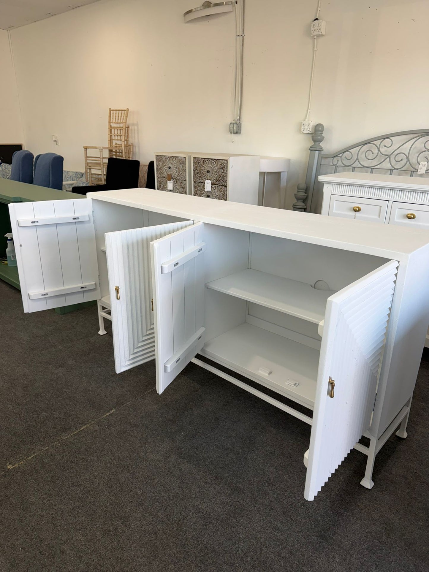 Gorgeous white lacquered 4 doors cabinet