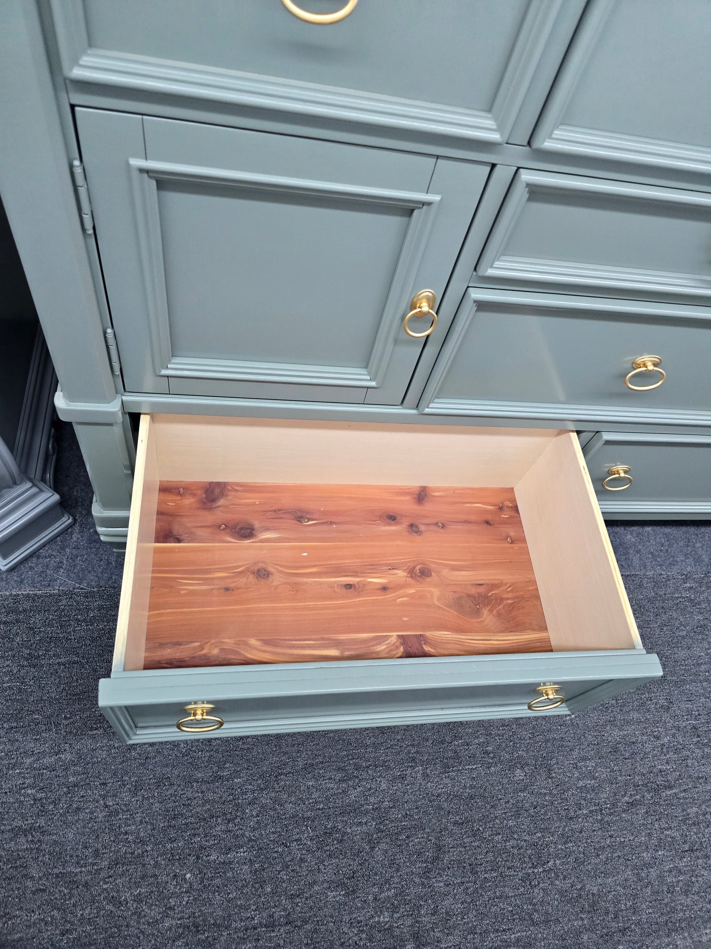 Green lacquered 7 drawers 2 doors dresser