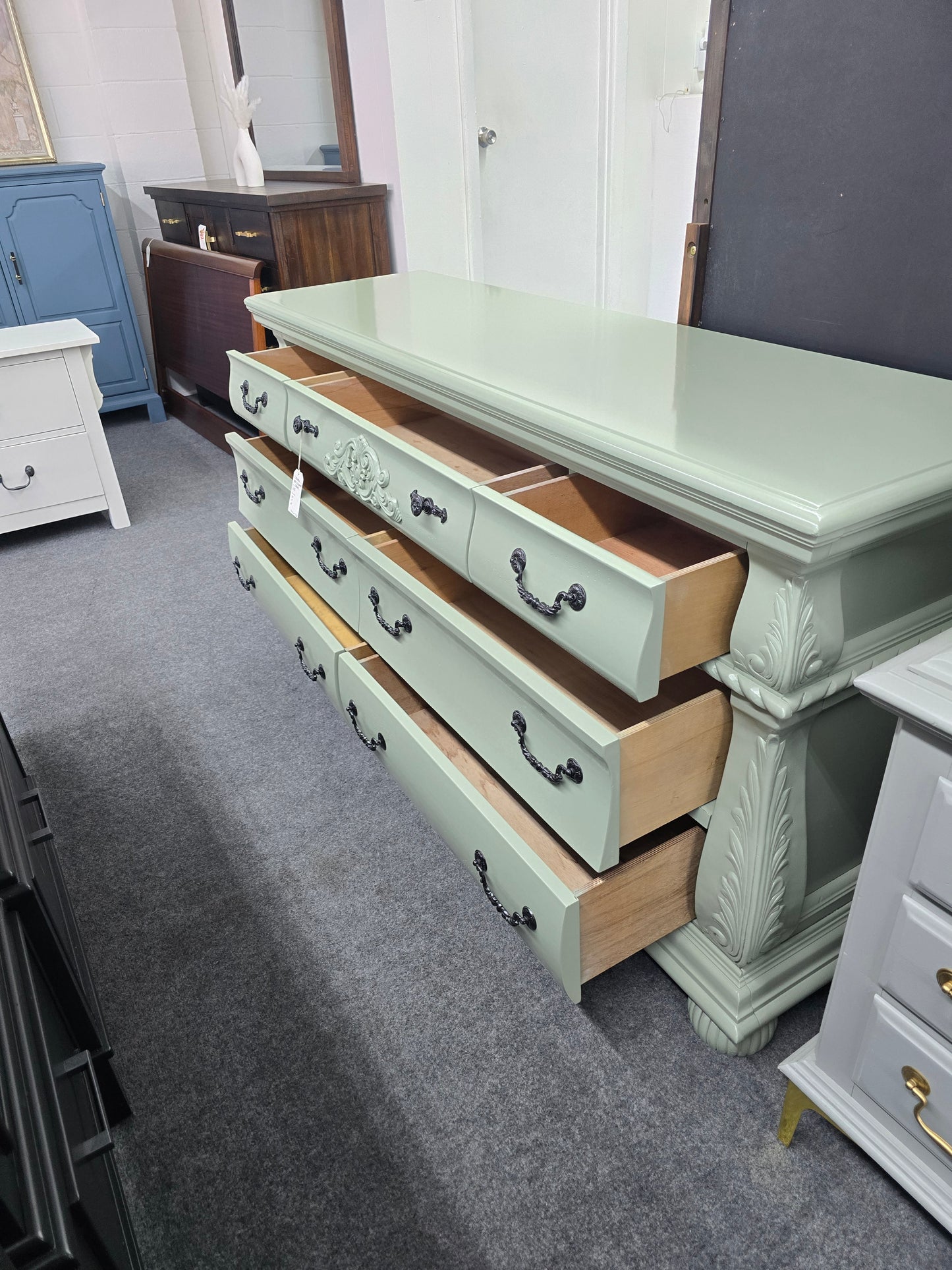 Green lacquered 7 drawers dresser