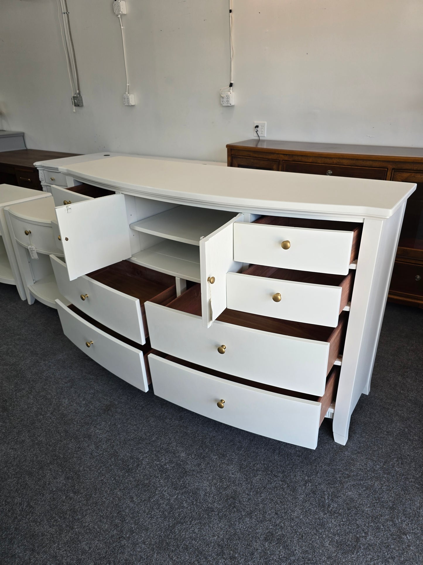 Alabaster 8 drawers 2 doors dresser