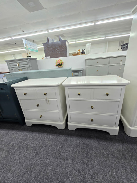 Thomasville  lacquered alabaster pair of nightstands