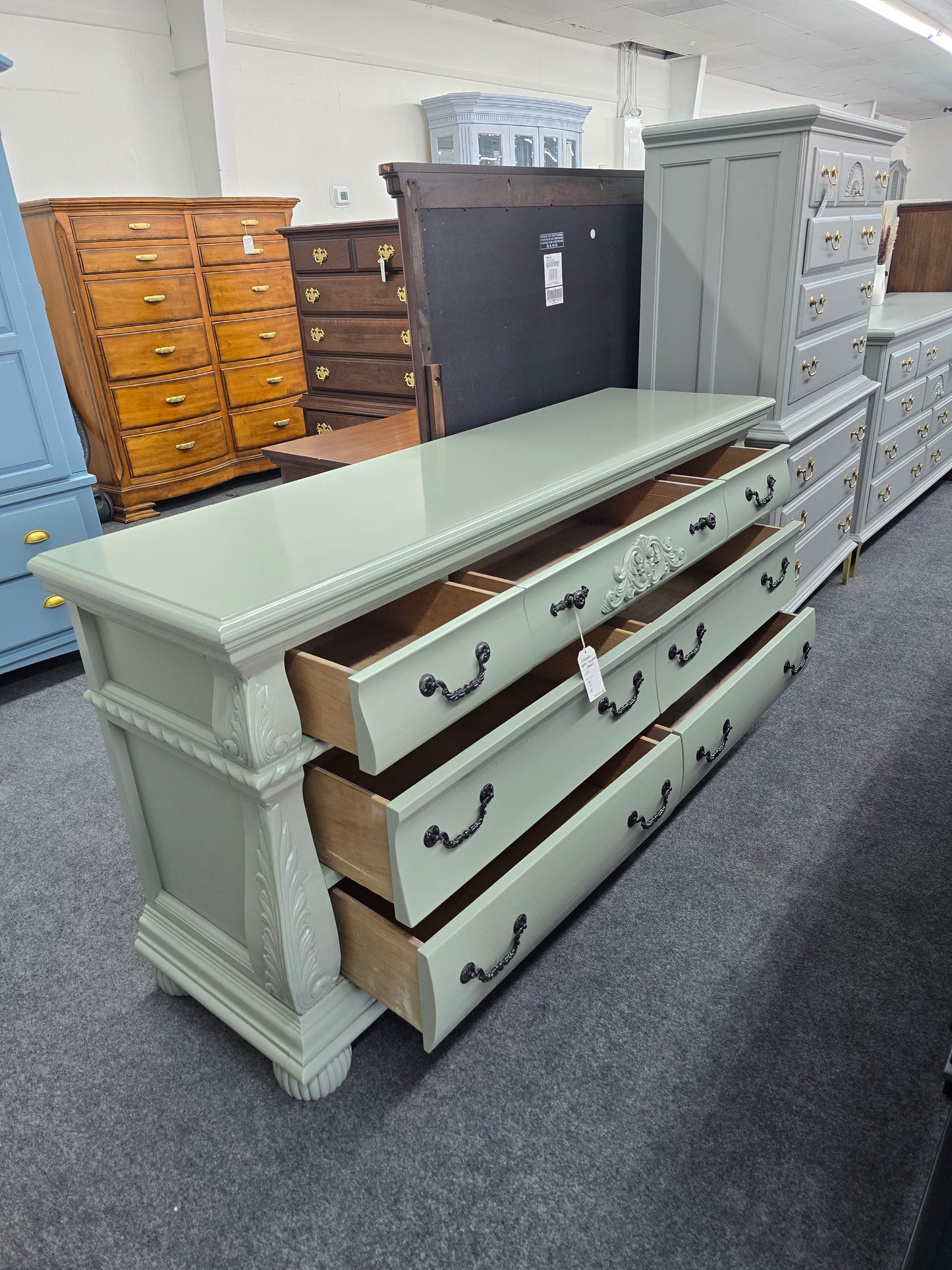 Green lacquered 7 drawers dresser