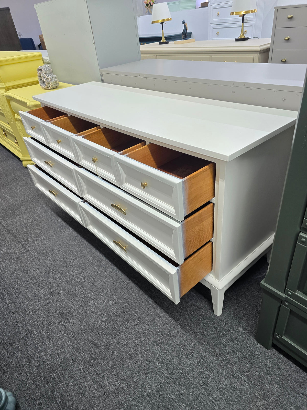 MCM white lacquered 8 drawers dresser