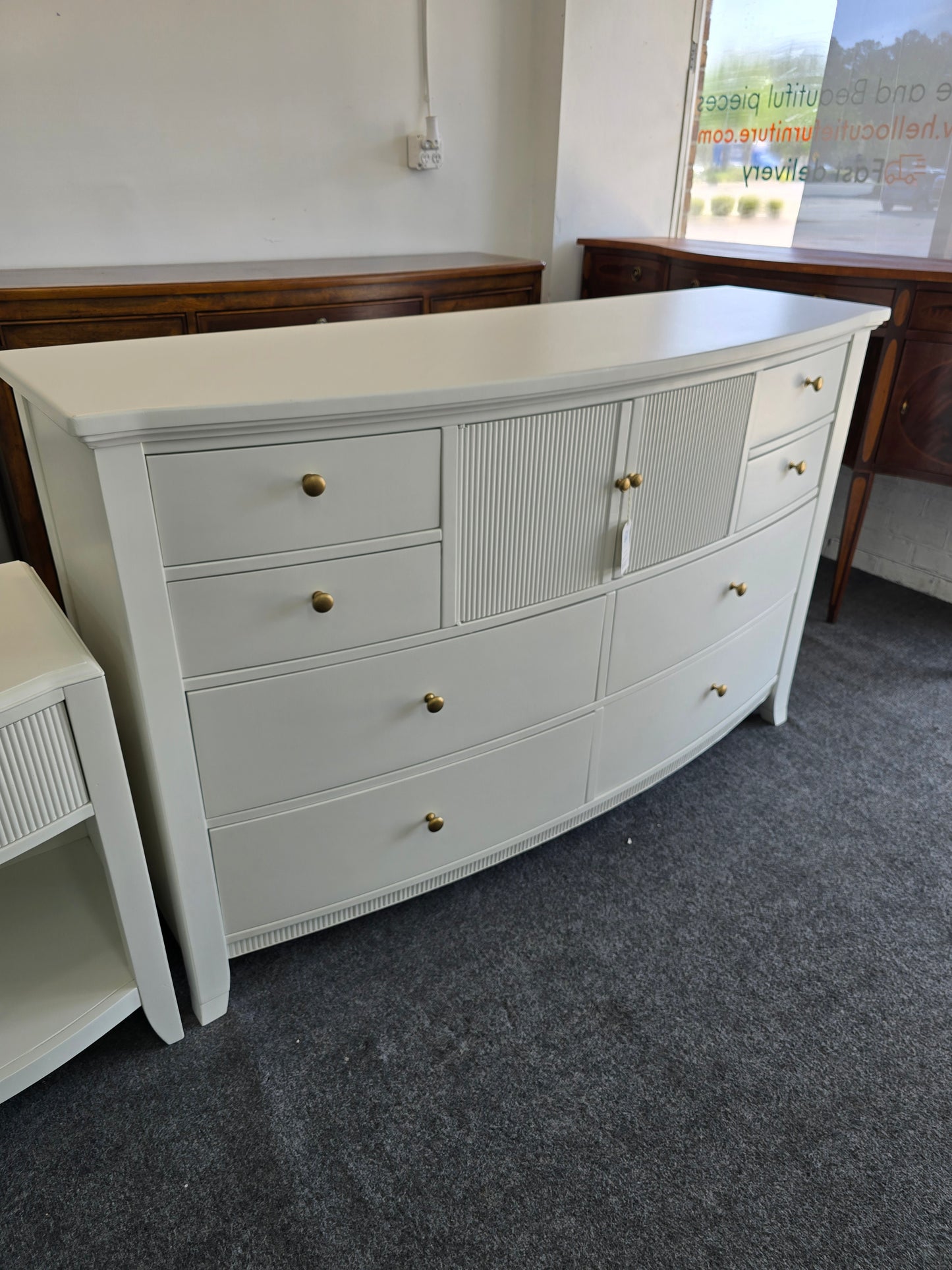 Alabaster 8 drawers 2 doors dresser