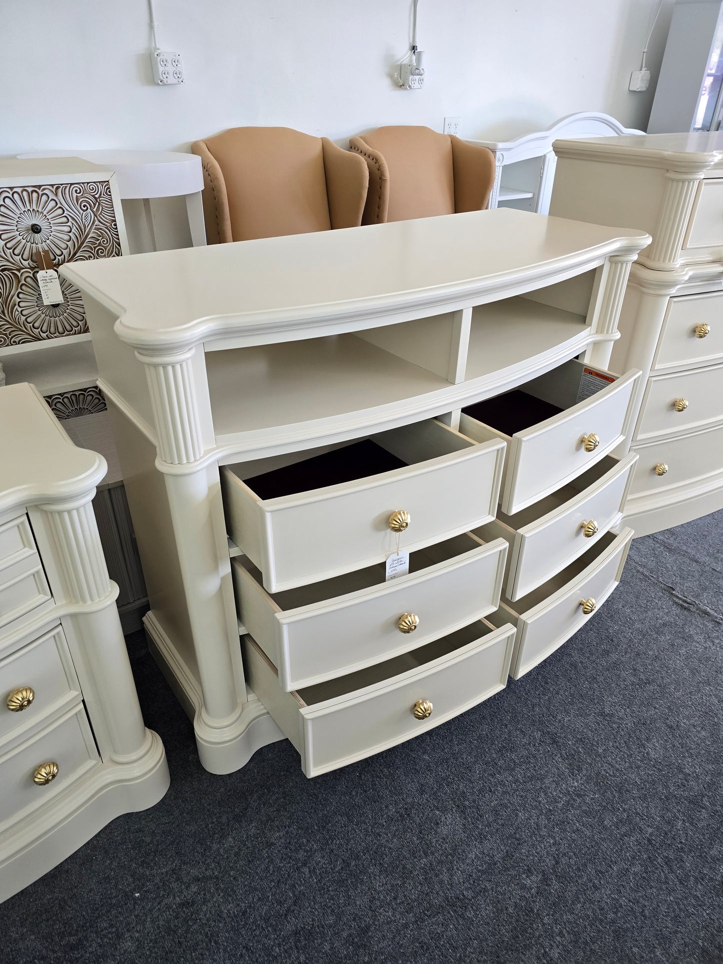 Gorgeous off white dresser / stand