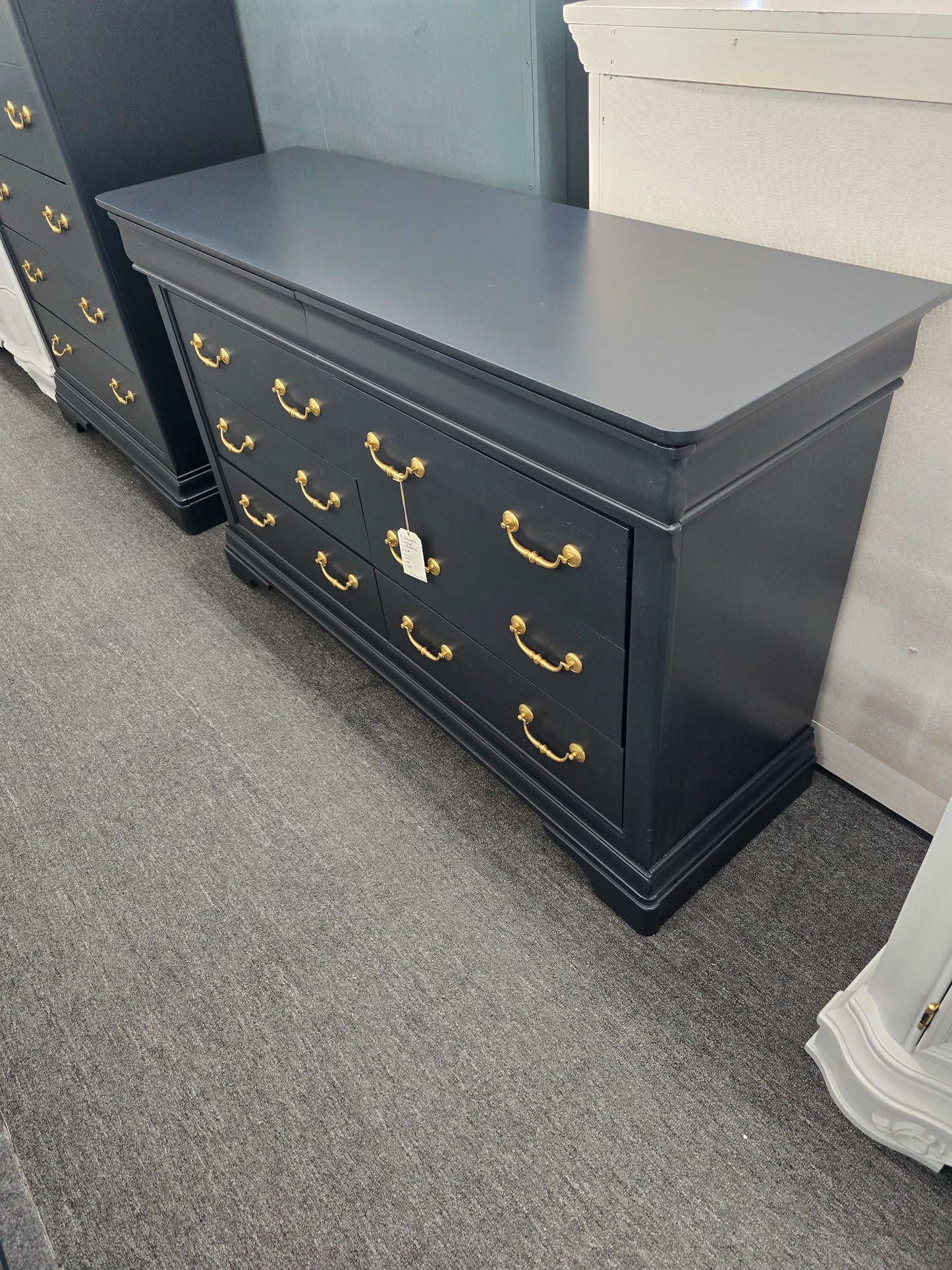 8 drawers black dresser