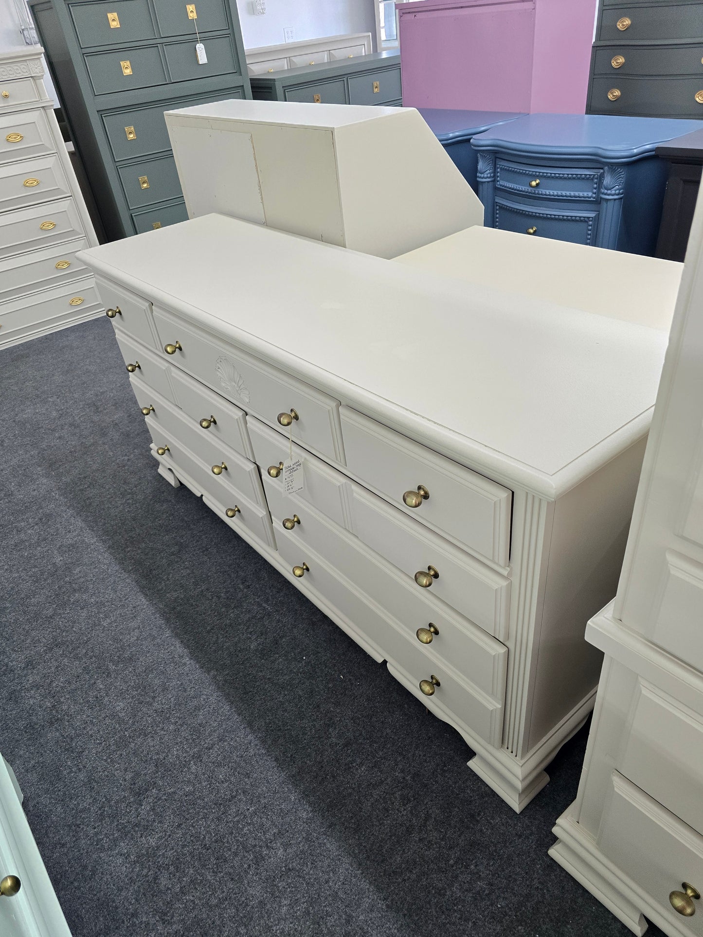Vintage beige 7 drawers dresser