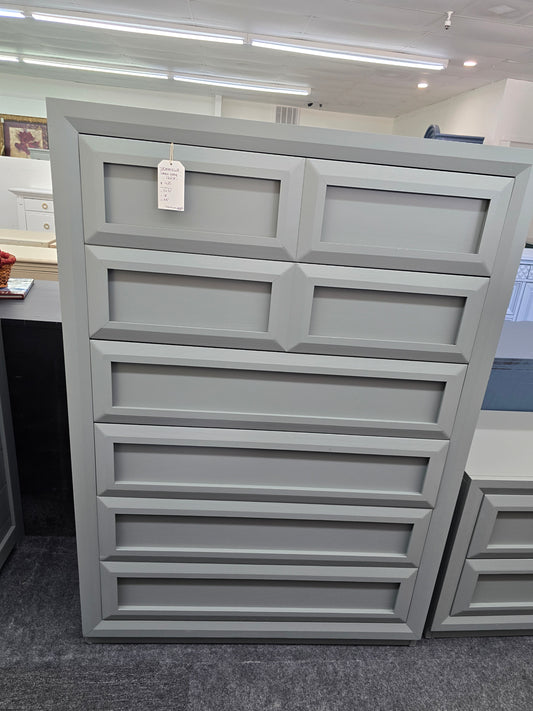 Thomasville grewn gray chest