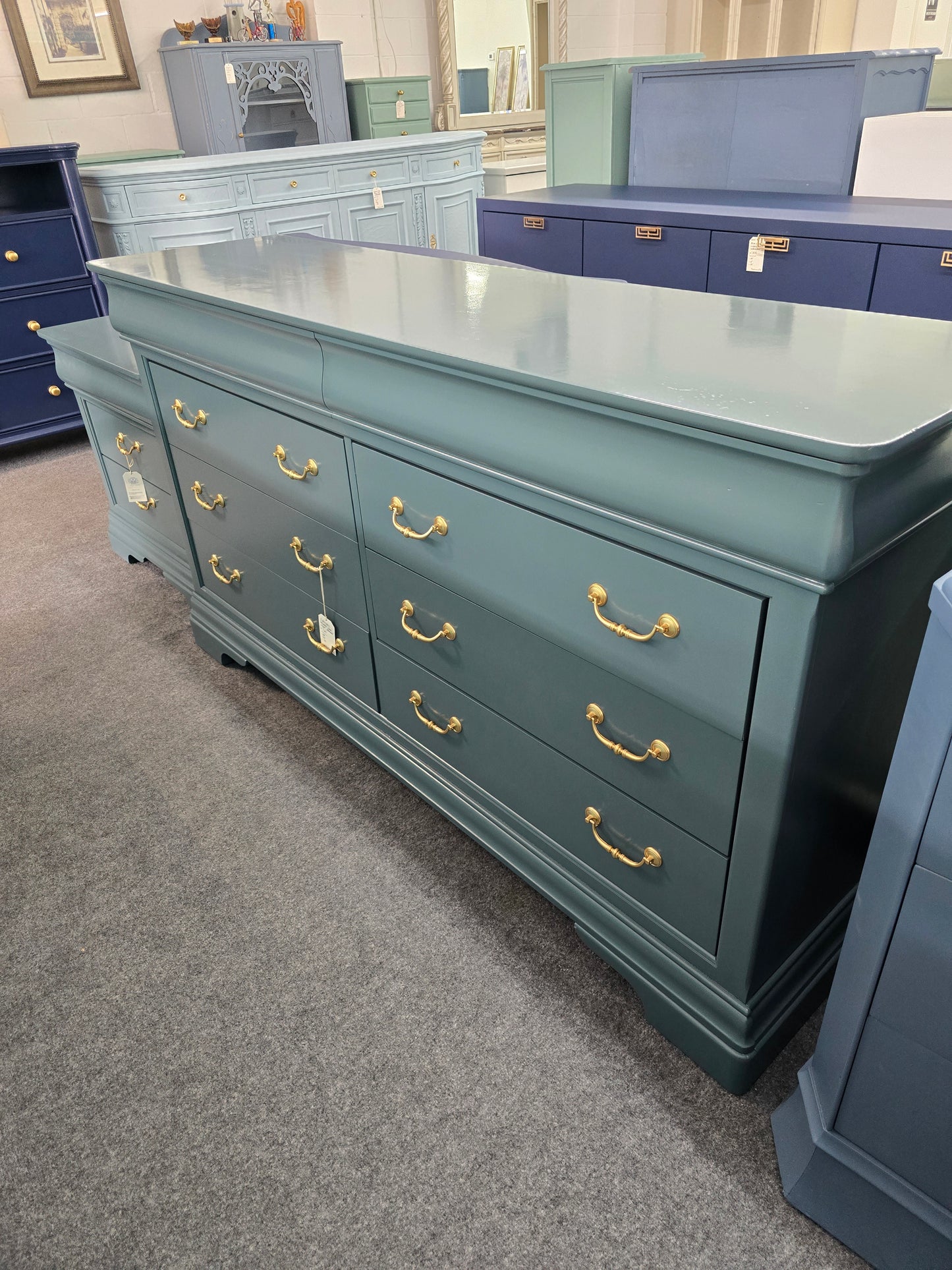 Green lacquered 8 drawers dresser