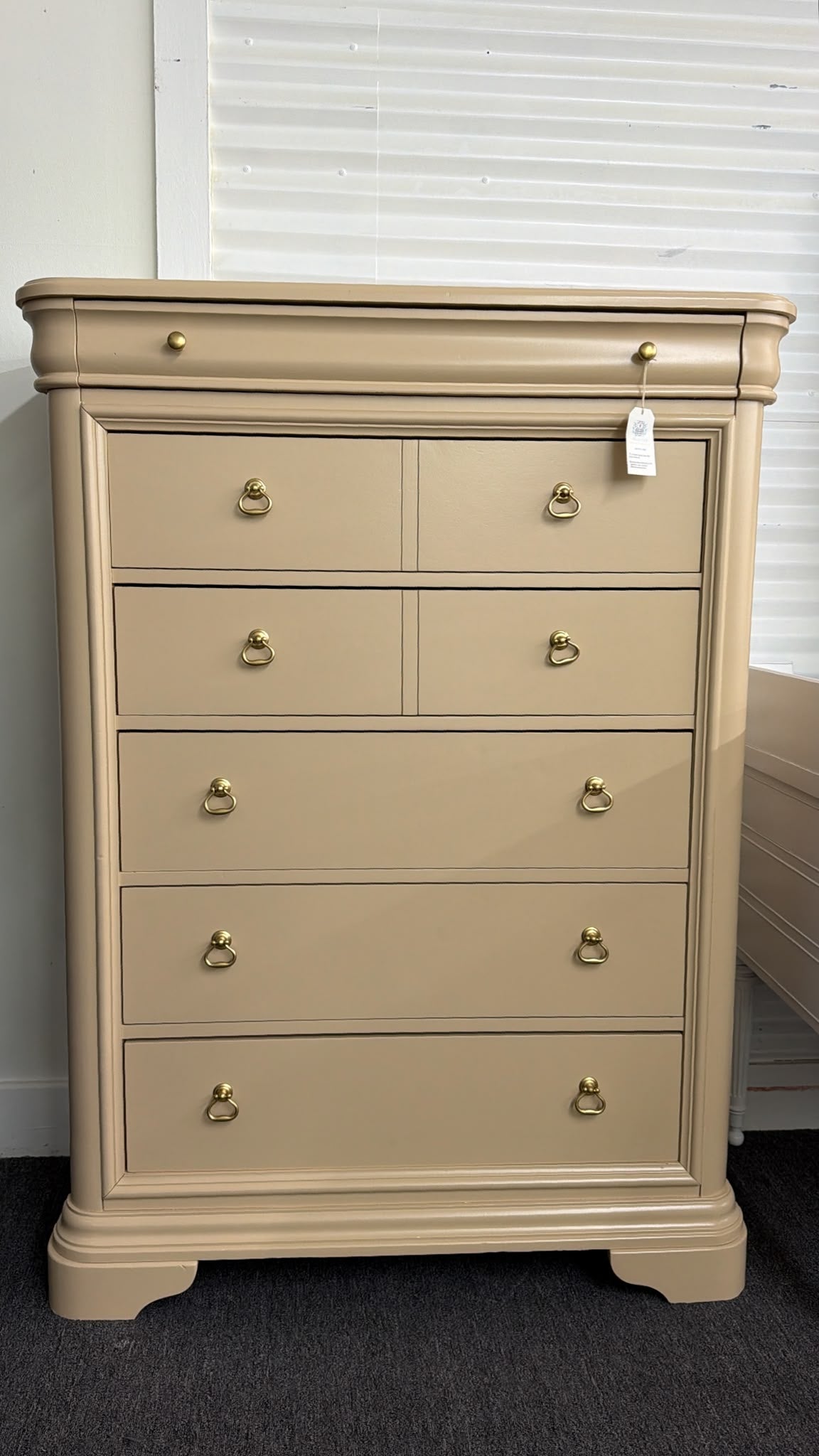 Beige lacquered cute  chest