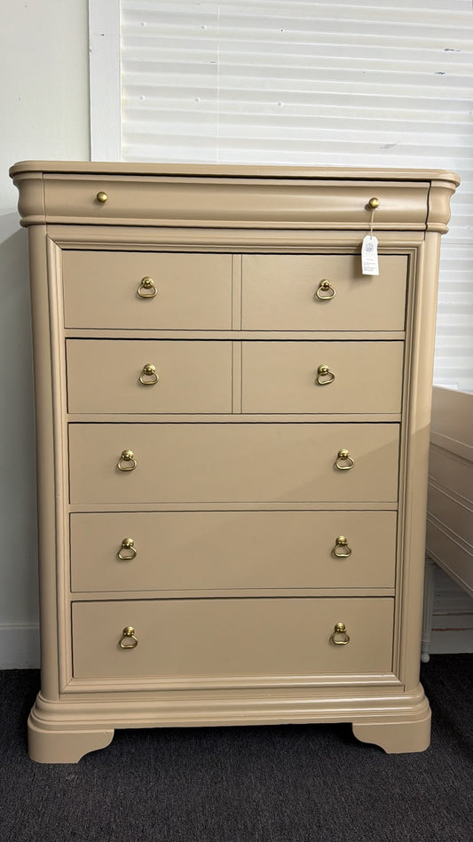 Beige lacquered cute  chest