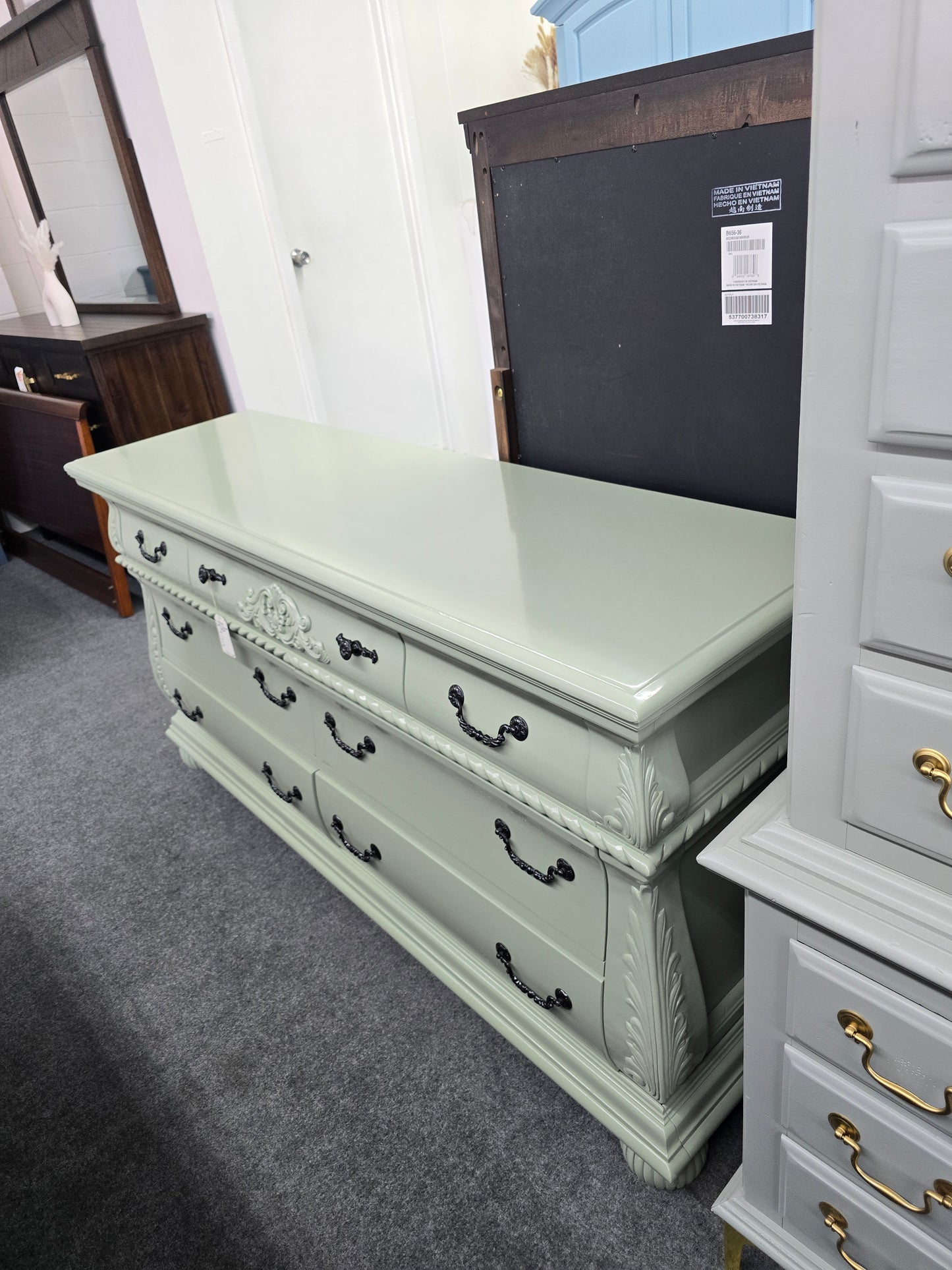 Green lacquered 7 drawers dresser