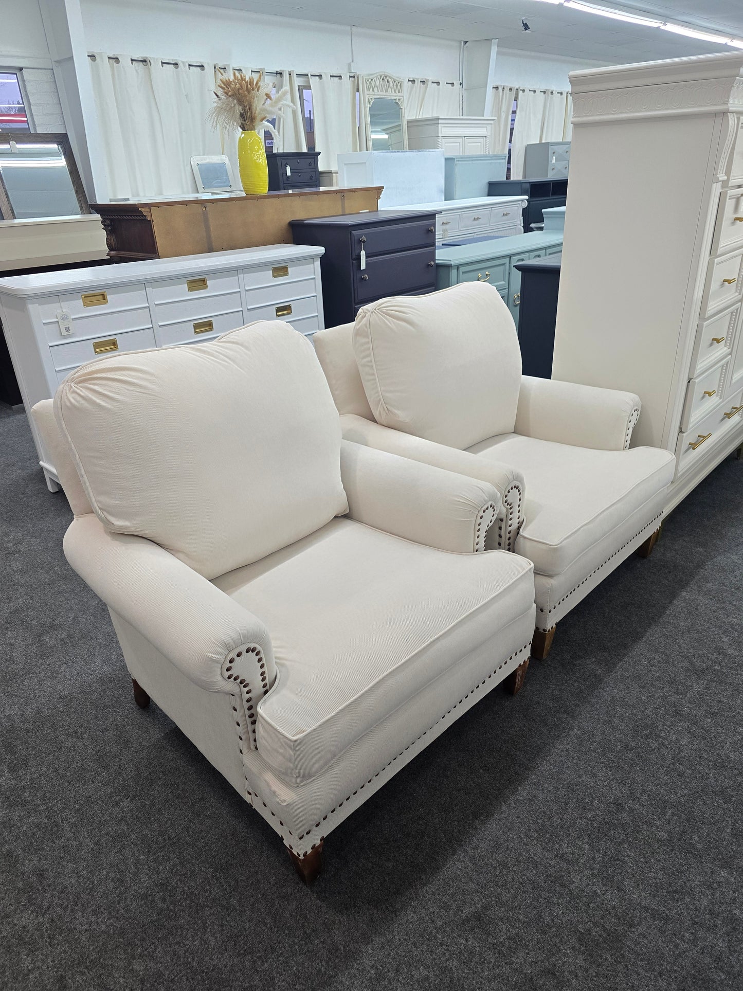 Set of 2 cozy off white re upholstered chairs