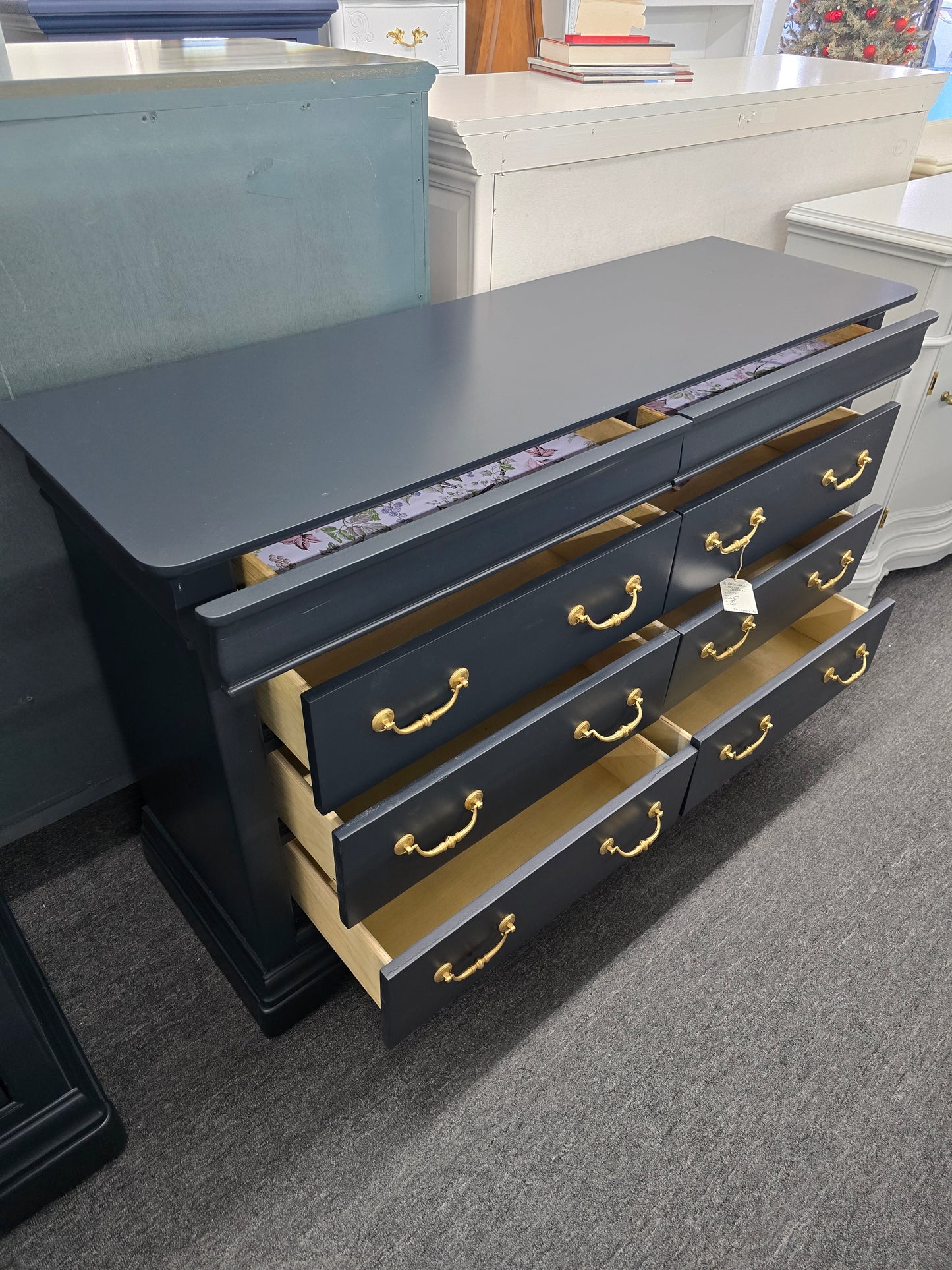 8 drawers black dresser