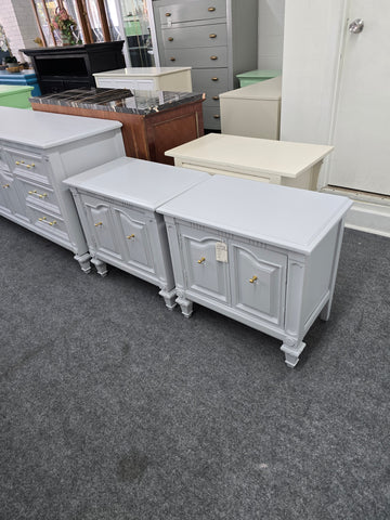 Pair of Regency light gray nightstands