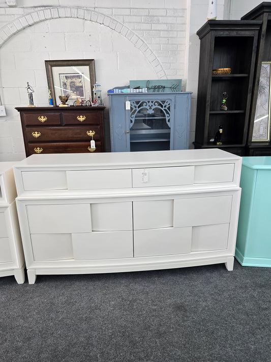 Havertys off white 6 drawers dresser