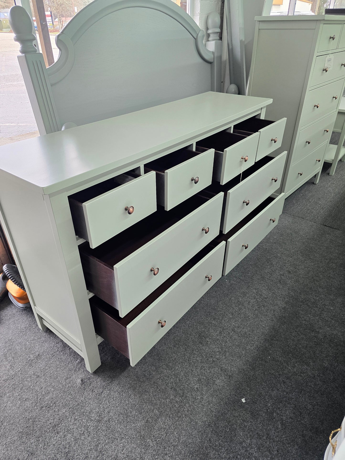 Green lacquered 8 drawers dresser