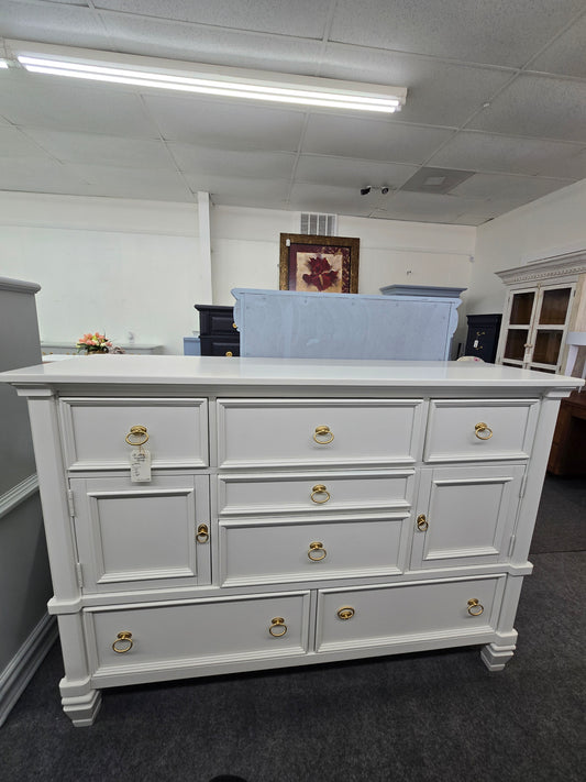 7 drawers 2 doors alabaster lacquered dresser